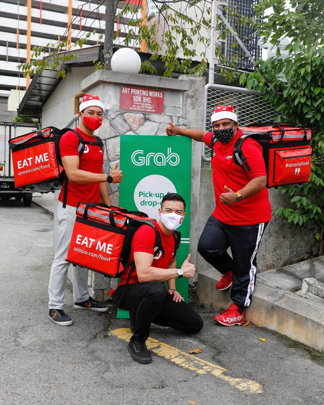 エアアジアのインスタグラム：「Look who’s in town delivering food and painting the city red today! Ho Ho Ho! 🚲🎅🏼🍱  Never seen before footage: our CEO @tonyfernandes seen delivering hot lunches at NSTP and Sri Pentas.  Order now at airasia.com and you might just be the lucky one to meet Santa Tony tomorrow!  #airasiafood #airasiaForEveryone」
