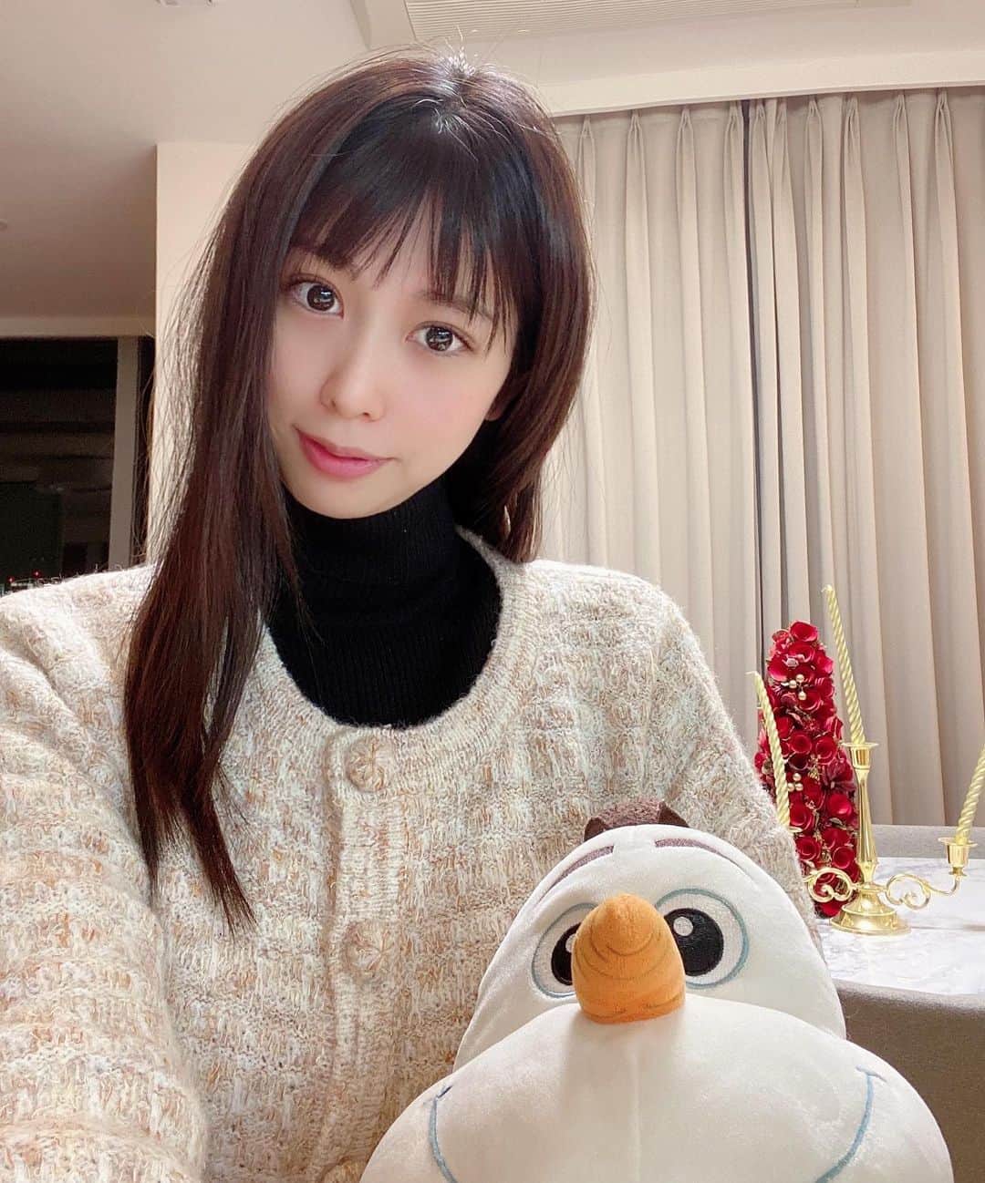 倉岡生夏のインスタグラム：「クリスマスレッスン🎄🎄 ・ ・ 今年はお持ち帰りクリスマスレッスンなので今週から開始しました❣️ おうちクリスマスをレッスンで作ったお料理で楽しんでいただけること嬉しくおもいます⭐️ ・ ・ レッスン中マスクなので化粧せずお肌も休憩✌️ ・ このオーバーサイズのツイードのニットは暖かいし、ブラウスやニットも重ねられて便利💓 ・ 寒さに弱い私はニットonニットにしちゃいました💦 ・ おうちでおしゃれしたい時にぴったり💓 ・ ・ @emiriawiz_official  です💓 今年最後の可愛いお洋服選びしちゃおうかな💓 ・ ・ ・ 画像きれちゃって見づらいかもですが、お節レッスンも載せました❣️ ・ プロフィールから飛べるリンクで詳しく載せてます✌️ 今年は更に豪華❣️ おうちでたのしみましょ💓 ・ ・ ・ @emiriawiz_official  #emiriawiz  #おうちクリスマス #おうちごはん  #おうちごはん記録  #キャラ弁  #オラフ #すっぴん  #大人可愛い  #大人可愛いコーデ  #おうちコーデ  #ニットコーデ  #オラフ  #お節料理レッスン  #クリスマスコーデ #japanesegirl  #ootd #stayhome」
