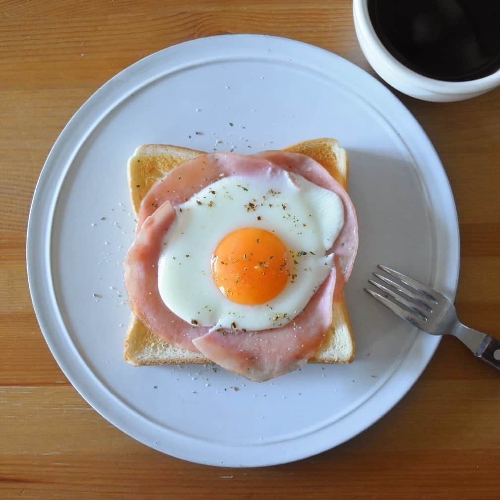 山崎佳のインスタグラム：「Today’s breakfast. ハムエッグ。」