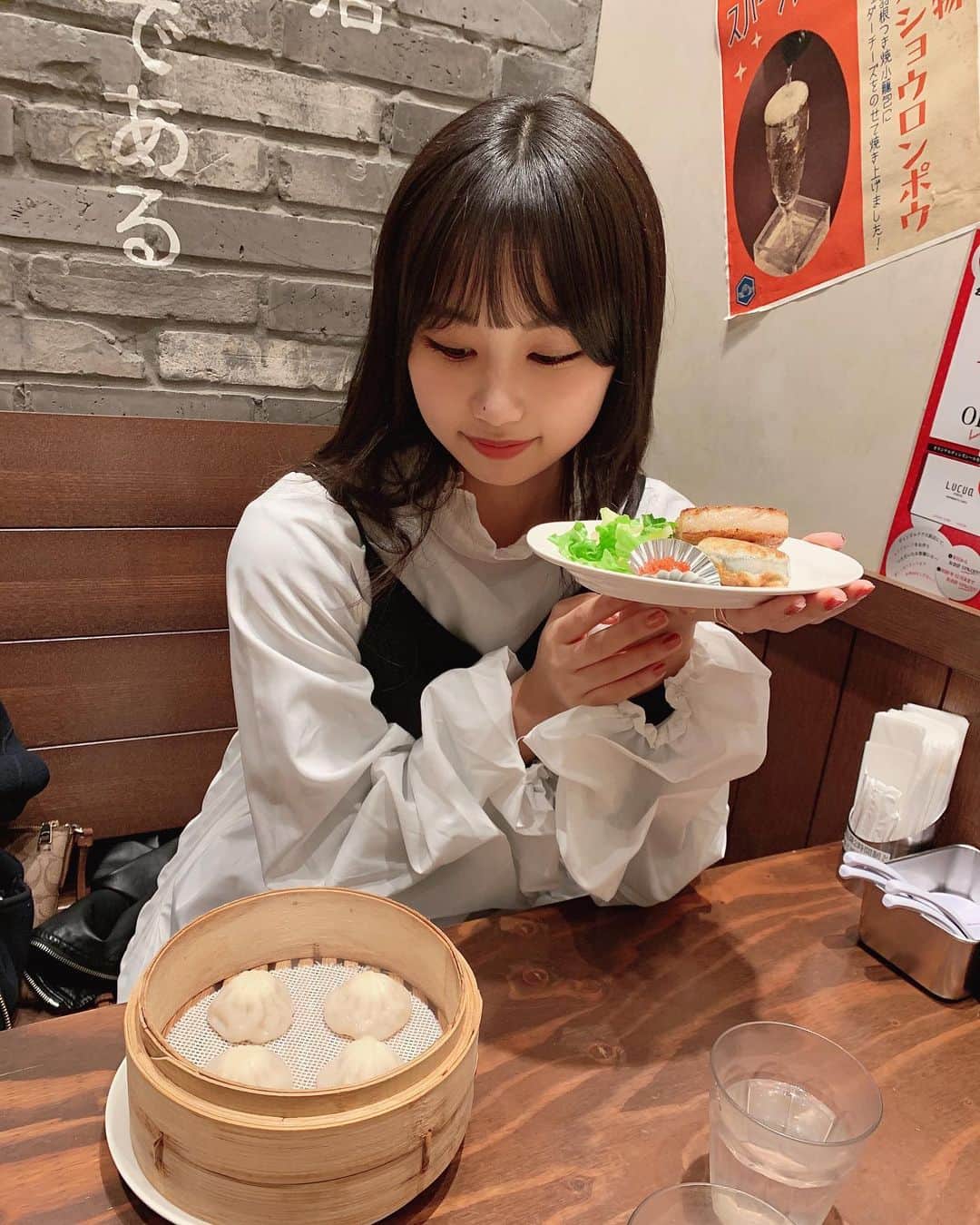 宮丸くるみのインスタグラム：「小籠包みすぎ、笑  ・ ・ ・  #リリバリ #lilyofthevalley #アイドル #idol #jk #17歳 #高校生 #lunch #ランチ #中華料理 #小籠包 #黒髪 #ロングヘア #巻き髪 #ぱっつん前髪」