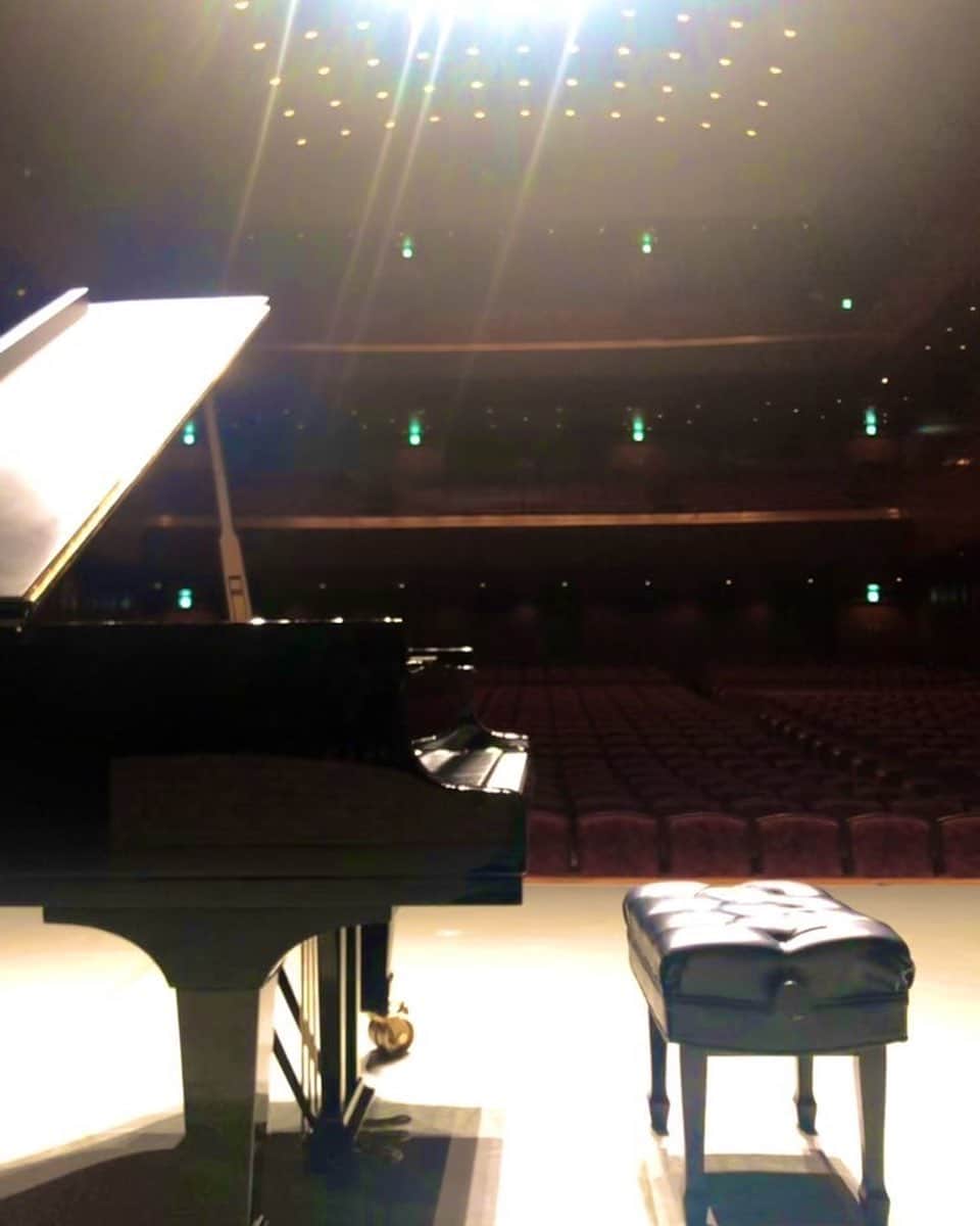 金子三勇士さんのインスタグラム写真 - (金子三勇士Instagram)「Thank you, Kanazawa! with @mino_kabasawa  #Kanazawa #Japan #IshikawaKenritsuOngakudou #ishikawaprefecture  #concert #Pianist #SteinwayArtist #MiyujiKaneko #piano #金沢 #石川県立音楽堂 #コンサート #ピアノリサイタル #夜のクラシック #スタインウェイ #石川県 #ピアノ #ピアニスト #金子三勇士」12月22日 22時04分 - miyujikaneko_official