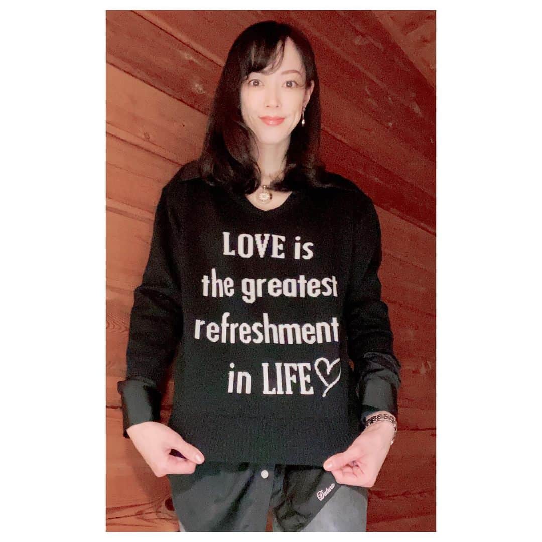 のインスタグラム：「LINELIVEありがとうございました。 次回は12/30満月の夜です。  そして！12/24夜9時YUGAのひとりクリスマスにちょっぴりお付き合い下さい🎄😘 では、またクリスマスイブにお会いしましょ。  Love is the greatest refreshment in life❤️🎄. .  愛は人生で最大のリフレッシュメント。  . . #大和悠河　#yugayamato」