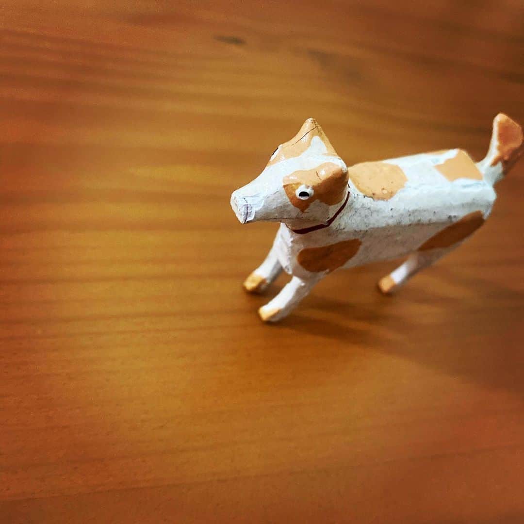 緒月遠麻さんのインスタグラム写真 - (緒月遠麻Instagram)「☺︎ 来年の干支だから 目立つ位置に飾ってみたけど  ふと  犬に見えてきた昼下がり。  あれ？  この子 まさか 牛じゃないのか？！  #犬か牛か紙一重 #牛だと思って育ててきました  #アンティーク雑貨」12月22日 21時57分 - toma_ozuki