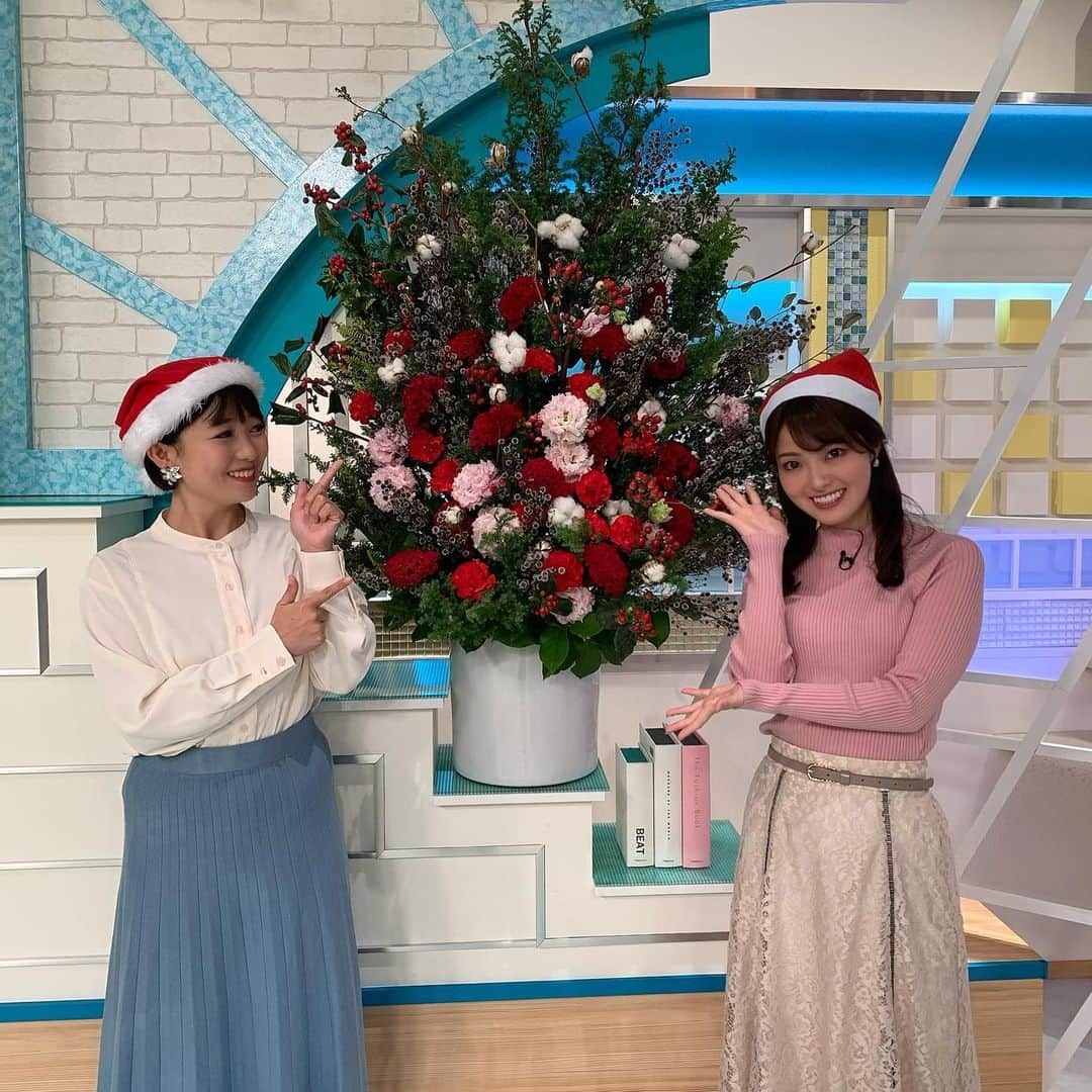 遠野愛さんのインスタグラム写真 - (遠野愛Instagram)「バリはやッ！2日間ありがとうございました🥰 優しくいろいろと教えてくれた優さんと♪ 嬉しかったので、撮ってもらった写真を全部載せちゃいます♡ 2枚目は優さんが 「愛ちゃんを目に焼き付けとこ〜」とこっち向いてくれてます😌笑 明日からはめんたいワイドのお天気とゲーム中継に戻りますのでぜひ見てくださいね📺  #バリはやッ！　#ありがとうございました　#楽しかった  #朝番組　#zip  #女子アナ　#アナウンサー　#明日からは３日間は同期の中谷アナです　#サンタクロース」12月22日 21時58分 - ai.tono_fbs