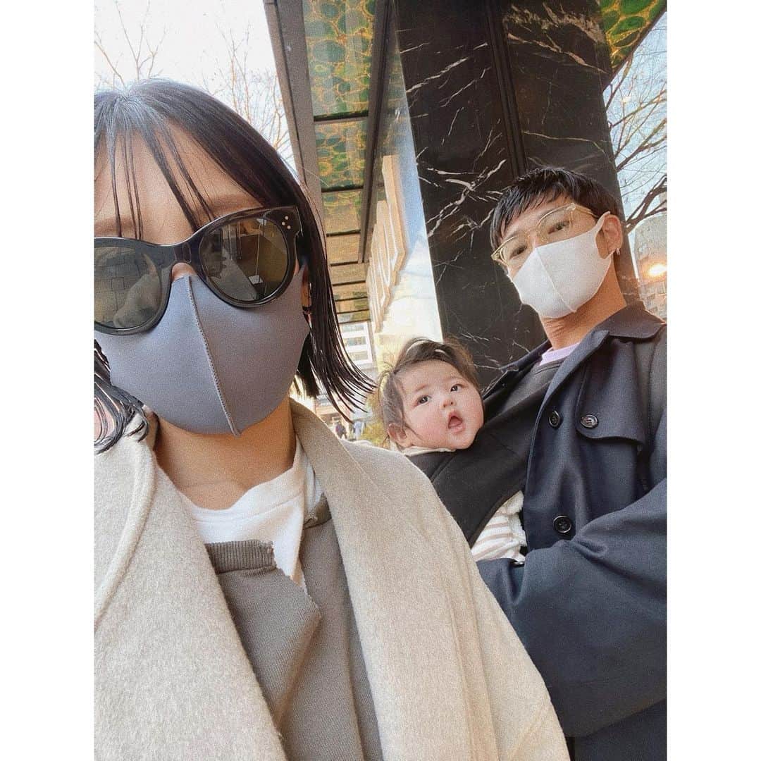 馬詰まほのインスタグラム：「旦那よ。 happy birthday🤍 今日は、いちにち旦那のプレゼント探しの旅してました☺︎ 優柔不断の旦那を持つと大変だ。笑 結果良いモノに出会えてよかったね🧔🏽 ひぃとコアモアにとって これからも最高なパパで居てください✌︎ いつもありがとう。そして、本当におめでとう♡ 来年は家族でもっと思い出作りが出来る一年にしようね🌹✨ #写真完全に不審者  #記念写真これだけ #私達らしくてよいね」