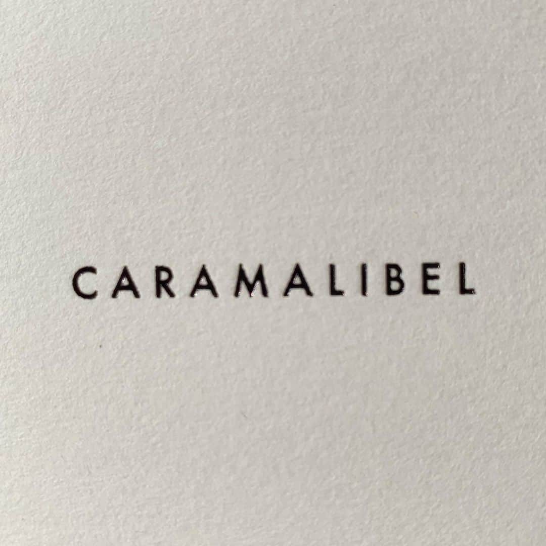 山崎まきこのインスタグラム：「お気に入りの箔押し🤍 @caramalibel」