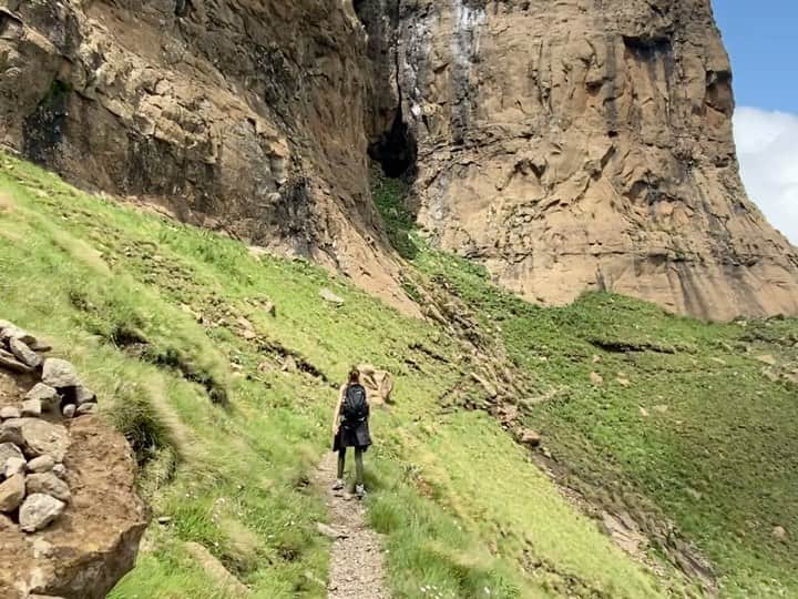 ユミ・ランバートのインスタグラム：「The sentinel peak hike 🏞⛰🏜🧗🏻‍♀️ // Can u spot the 🐒 ?」