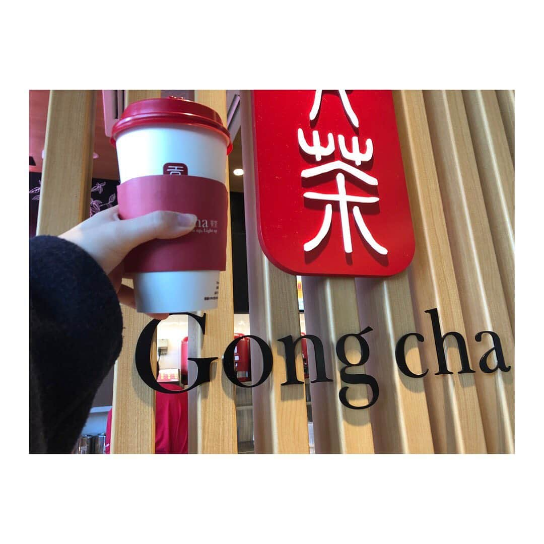 永吉愛のインスタグラム：「初のGong cha☕️ ブラックティーがうまかったぁぁぁあ 夜は海援隊いって鳥刺しを食べましたっ✨じいちゃんありがとうございますっ!! 料理美味しすぎたなぁ  #gongcha #blacktea #海援隊 #鳥刺し #うますぎわろた」