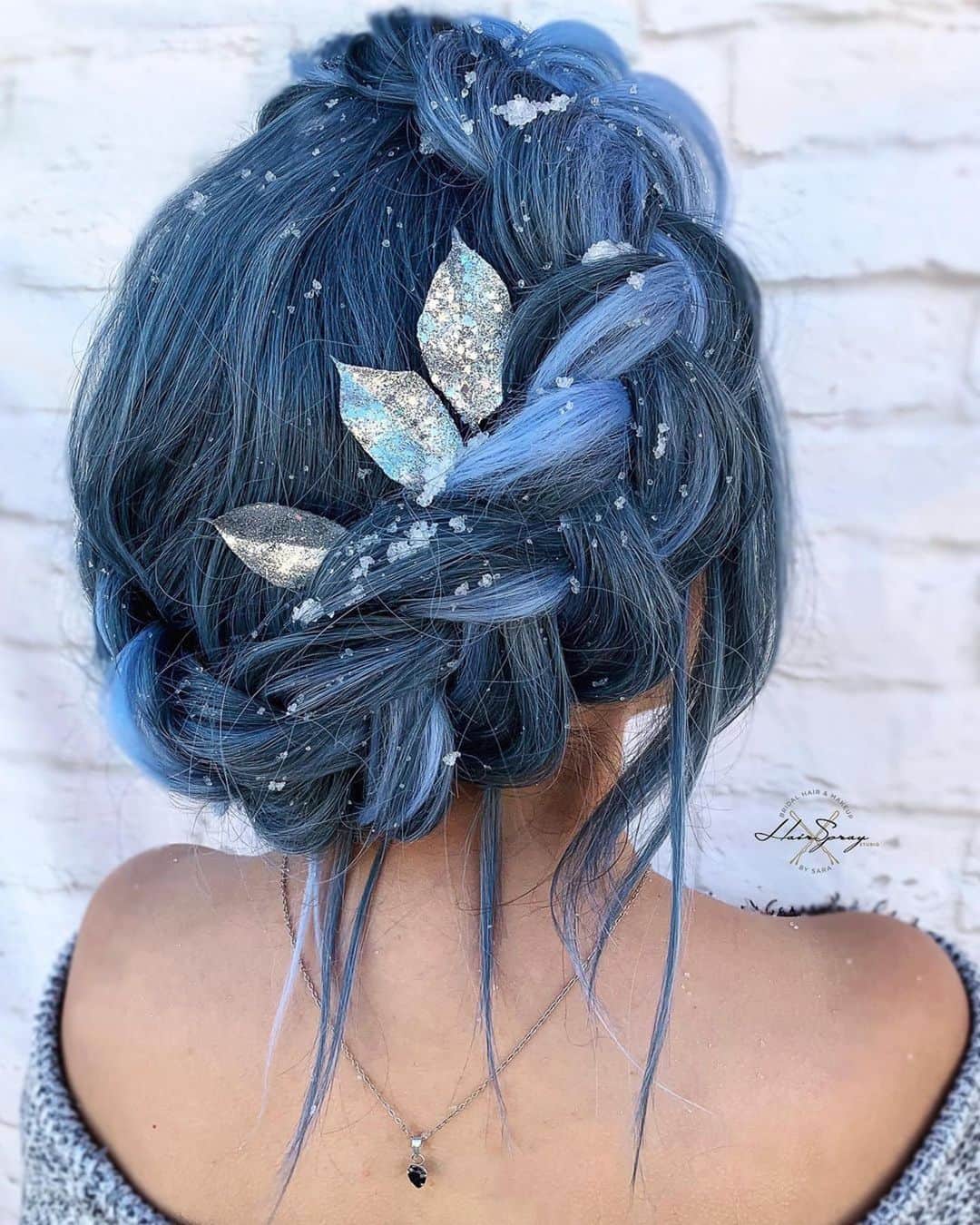 CosmoProf Beautyさんのインスタグラム写真 - (CosmoProf BeautyInstagram)「This week, we're featuring and celebrating our favorite holiday looks from the #licensedtocreate community! First up is this perfect, winter crown braid by @hairspray_studio ❄⁣⁣⁣ ⁣⁣⁣⁣ Products used:⁣⁣⁣ Kenra Professional Volume Spray 25 55% VOC. Kenra Professional Working Wax 15.⁣⁣⁣⁣ ⁣⁣⁣⁣ Don't forget, order today and select Same Day Delivery. SHOP NOW via #LinkInBio⁣⁣⁣⁣ ⁣⁣⁣⁣ #repost #kenra #kenraprofessional #cosmoprofbeauty #vivids #vividhair #bluehair #bluehairdontcare #pastelhair #winterhair #christmashair #holidayhair #crownbraid #braidedhairstyles #braidstyle #braidstyles #braidideas #braidedhair #braiding #hairstyling #hairstyler #styleartists」12月22日 22時00分 - cosmoprofbeauty