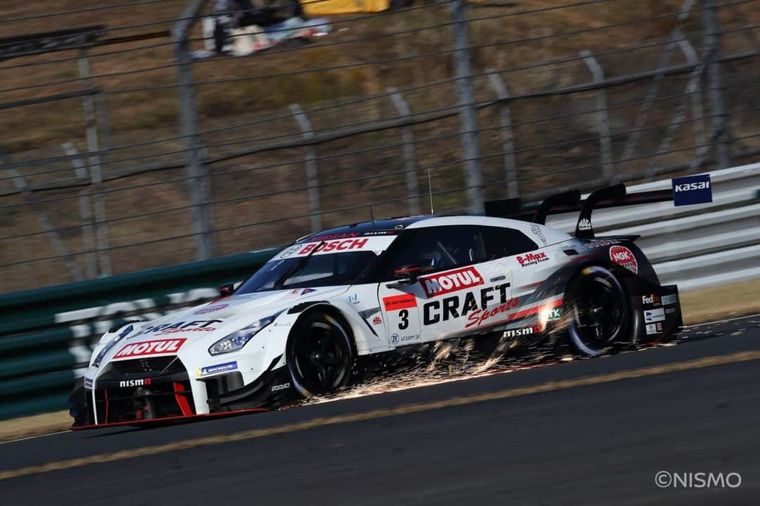 MOTUL Japanさんのインスタグラム写真 - (MOTUL JapanInstagram)「【CRAFTSPORTS MOTUL GT-R】 . 爽やかな白を基調としたカラーリングでお馴染みのCRAFTSPORTS MOTUL GT-R。 . 平手 晃平選手と千代 勝正選手が乗り、熱いバトルを繰り広げてくれました!! . 写真はNDDP RACING with B-MAXの平手選手(@kohei_hirate )と千代選手(@chiyokatsumasa )が今シーズン ドライブしたCRAFTSPORTS MOTUL GT-R!!! . もちろん使っているオイルはMotul!! . #Motul #MotulJapan #PoweredbyMotul #craftsportsmotulgtr #nismo #nddpracingwithbmax #bmax #bmaxracing #3号車 #平手晃平 選手 #千代勝正 選手 #モータースポーツ #motorsport #motorsports #車好きと繋がりたい #モータースポーツ好きと繋がりたい #エンジンオイル #オイル交換 #高性能オイル #r35gtr #nissangtr #モータースポーツ好きな人と繋がりたい #レーシングカー #racecar #racecars #racingcars #racing #sportcars #supergt #スーパーgt」12月22日 22時00分 - motuljapan