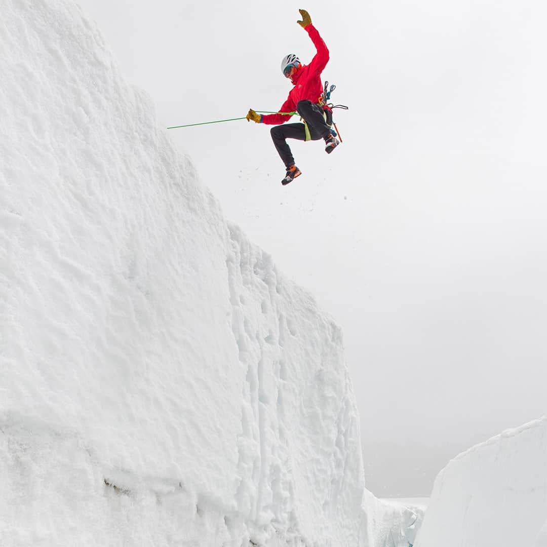 ドイターさんのインスタグラム写真 - (ドイターInstagram)「Pure adrenalin! 😱 What looks like a fun stunt of @finn__koch here, is training for a serious situation: a crevasse recovery.  _ Please tag #deuter to be featured. 🏔❤️ - #deuter #deuterbackpack #vdbs #hightour #outdoorsports #alpine #extreme #alpinism #mountaineering @weguideyou」12月22日 22時00分 - deuter