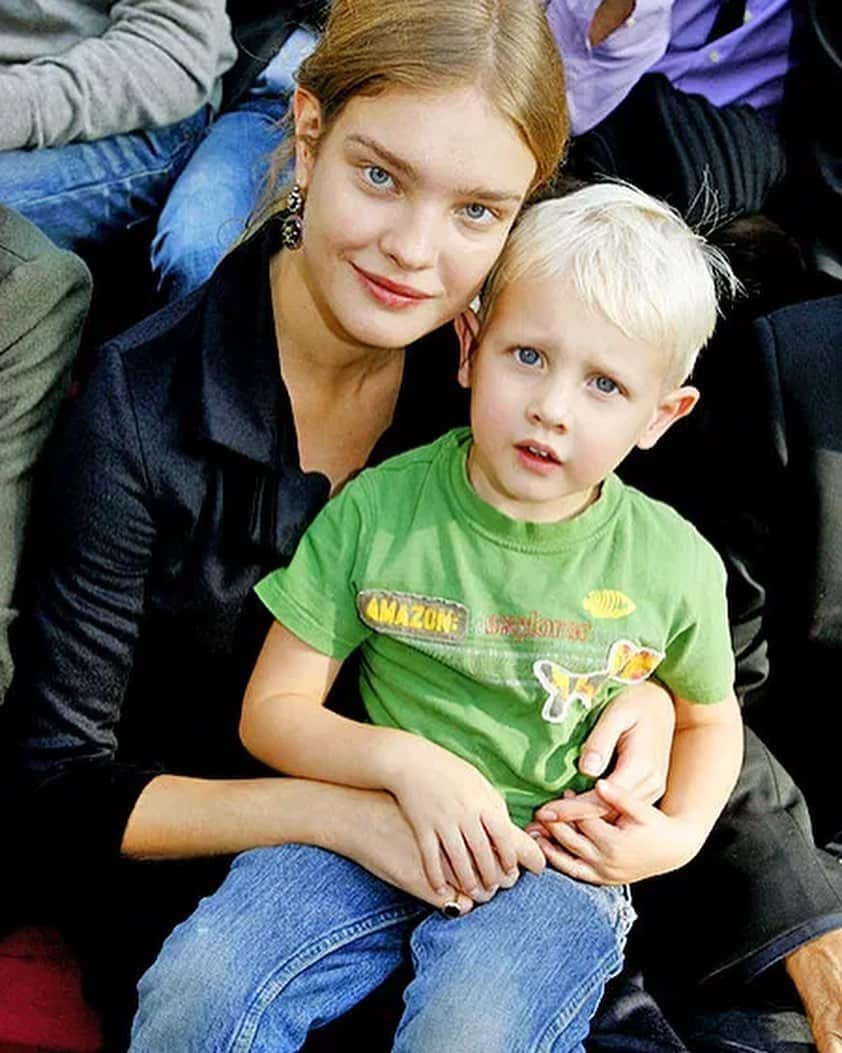 ナタリア・ヴォディアノヴァのインスタグラム：「Happy birthday to my cool cat @lucas_portman who is turning 19 today. Swipe to see how we changed in 19 years🤪😅🥰❤️ Words cannot express how proud I am of you and how grateful I am to have you in my life. You are only a young man, but I already can lean on you and count on your support and I know other people around you feel the same. You manage to make us all feel special and loved thank you for being you 🙏🥰❤️ С днём рождения, Лукас, мой малыш-крутыш, тебе сегодня стукнуло 19! Фото-карусель - «было-стало»  🤪😅🥰❤️  Мне не хватит слов выразить гордость и благодарность тебе за то, что ты есть! Ты ещё весьма юн, но в нужные минуты я ощущаю мужскую надёжность, поддержку и опору и я знаю, что люди вокруг также могут на тебя положиться. Спасибо тебе за то, какой ты есть! 🙏🥰❤️」