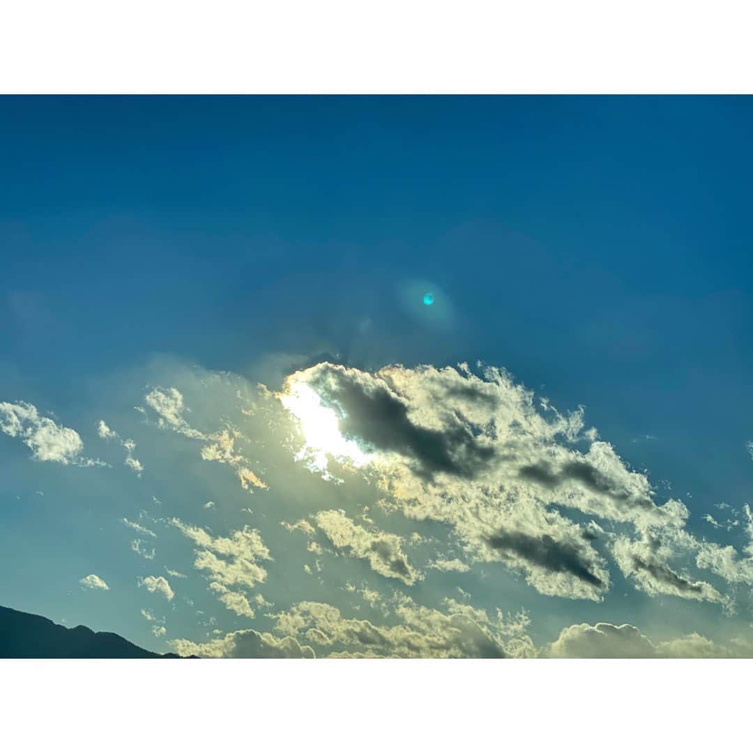 のインスタグラム：「. 先日の弾丸in山梨⛰ 初めて昇仙峡へ行ってきました！ . きっかけは母の一言。 どうやら父と昔々(笑)、行きたいねと話したまま叶わず終わってしまったから是非行ってみて。と☺️ . 調べてみたら水晶発祥の地でもあり、天然石のお店が続々と並ぶサイトにワクワクが止まらず、すぐ行動。笑 それはもう素晴らしい自然に溢れた、綺麗な場所でした。 素敵な出会いにも恵まれ、本当に行ってよかった！！❤︎ . 写真1枚目〜3枚目は道中車内からの写真。 加工なしでも自然は本当に美しい。 こういう特別な場所での景色はもちろん、身近な自然の美しさと有難さにもちゃんと日頃から気付けるような心のゆとりを、忘れずにいたいな。 . . . . . #昇仙峡#山梨 #天然石 #水晶#大自然」