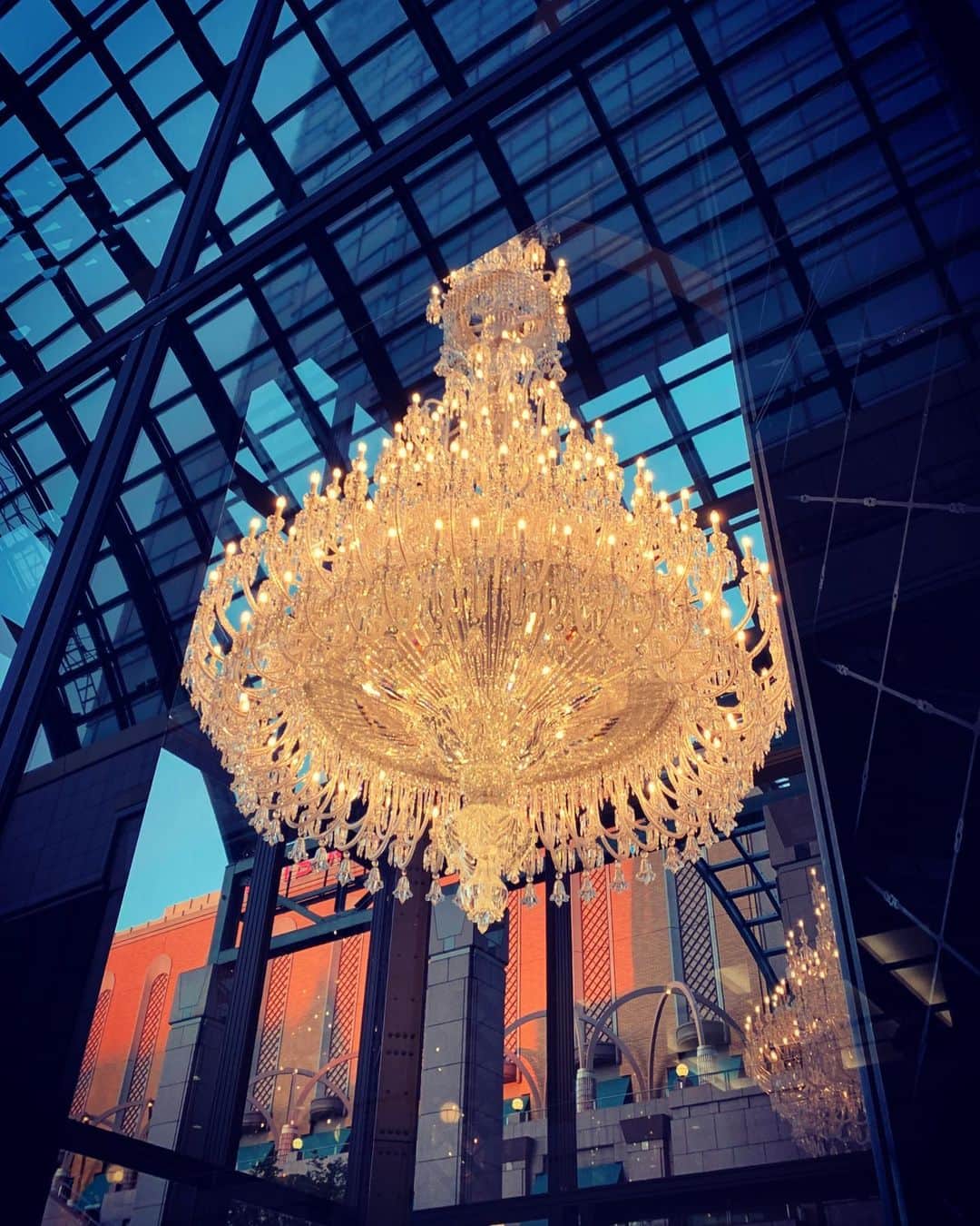 朝岡実嶺のインスタグラム：「お気に入りのイルミネーション✨ 恵比寿ガーデンプレイスのバカラシャンデリア💛🧡  My favorite winter illumination✨ Baccarat chandelier at Ebisu garden place💛🧡  #イルミネーション #恵比寿ガーデンプレイス  #バカラシャンデリア  #illumination #baccarat  #chandelier #ebisugardenplace  #tokyo」