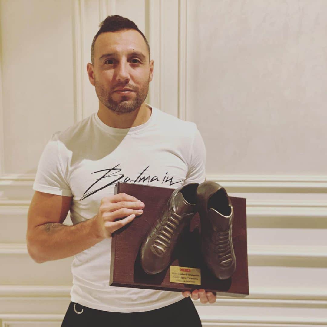 サンティ・カソルラのインスタグラム：「Muchas gracias a los #PremiosMarca2020 por este premio tan especial para mi, quiero agradecer a todos los que me ayudaron en el @villarrealcf y en la @sefutbol 😘😘😘」