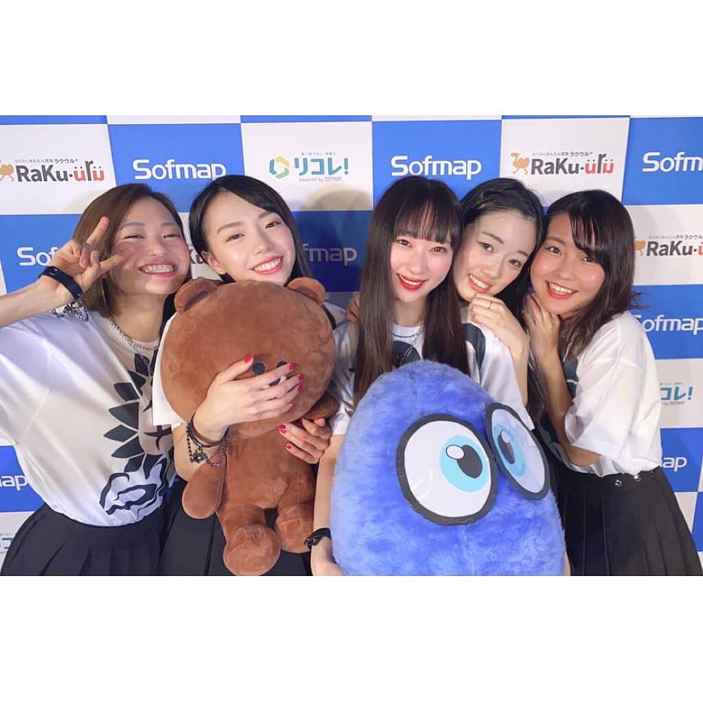 波妃美咲のインスタグラム：「今日はソフマップでオンラインライブ&特典会でした✨ 観てくれた方、チェキ購入してくれた方、本当にありがとうございました🥰  これから更に5人で日々努力して頑張っていきます！！ これからも応援宜しくお願い致します✨  #ソフマップ #ライブ配信  #アイドル #SeedSPISTIL  #まぷたま」