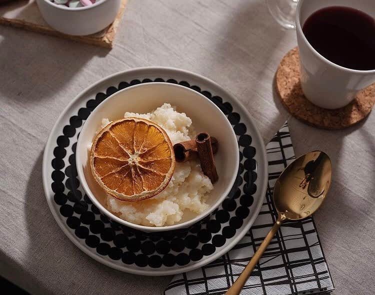 マリメッコのインスタグラム：「What are your favorite holiday traditions? @decorbysusanna captured one of ours perfectly: enjoying the traditional Finnish Christmas rice porridge and making an extra effort when setting the table.  ⠀⠀⠀⠀⠀⠀⠀⠀⠀ Discover more inspiration and ideas for setting the table for the holidays at marimekko.com. #marimekko」