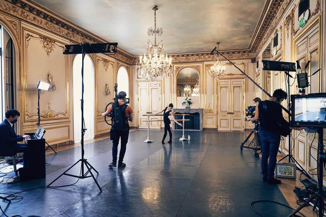 ドロテ・ジルベールのインスタグラム：「Tournage de @balletmasterclass.fr avec @jamesbort  Encore merci pour l’accueil fabuleux que vous faites à ce projet. ❤️🍀 De nouvelles vidéos arrivent bientôt ! .  #DorotheeGilbert #danseclassique #apprentissage #learningdance #coursdedanse #ballerinalife」