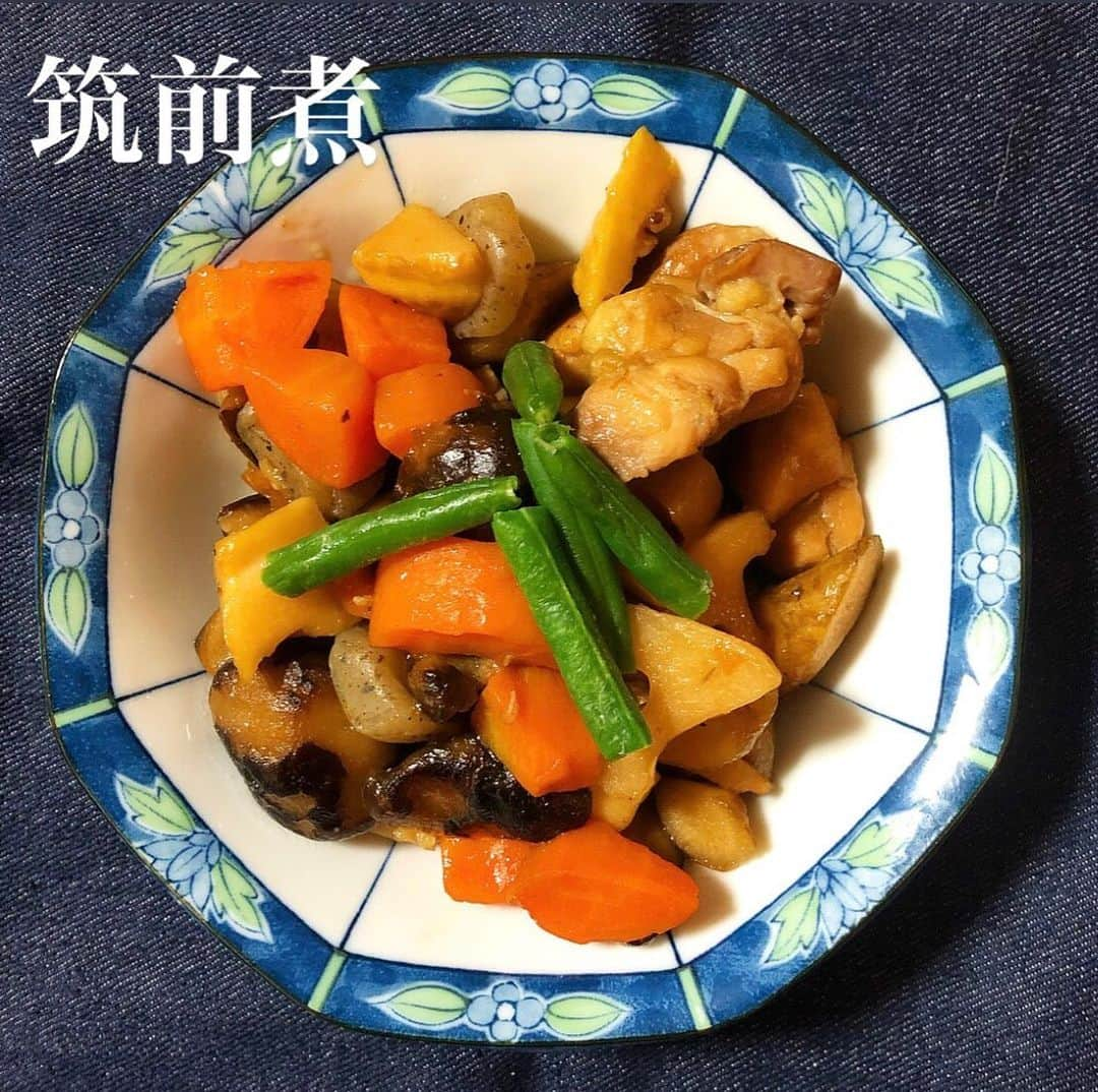 西尾春香のインスタグラム：「. 🥕おばあちゃん直伝筑前煮🥕 . 食材 にんじん、たけのこ、れんこん、こんにゃく、ごぼう、干し椎茸、鳥もも肉 (全て同じぐらいの大きさに切る) . 野菜やこんにゃくは筑前煮セットみたいなのがスーパーによく売ってるのでそれを使うと超楽です☺️☺️ . ①干し椎茸を水でもどす ②鶏肉を油を敷いた鍋で炒める ③野菜類、こんにゃく、しいたけをいれる ④椎茸をもどし汁を鍋にいれる ⑤具が浸るぐらいまで水をたす ⑥だしの素少々、醤油大さじ3 砂糖大さじ2、お酒ちょっと、みりんちょっとをいれて煮る ⑦煮ながら味見して好きな味付けにする ⑧柔らかくなるまで煮たら完成〜 . #筑前煮  #和食ごはん #和食 #料理 #おうちごはん #ヘルシーごはん」