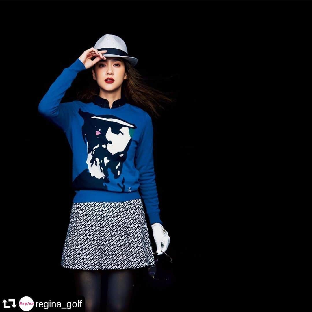 山口りさのインスタグラム：「レジーナ⛳️  #repost @regina_golf ・・・ セント・アンドリュースから最旬スタイルが到着！  ゴルフ史に残る名ゴルファー、トム・モリスをモチーフにしたニット。上品なロイヤルブルーとスタイリッシュなデザインは、大人の遊び心をくすぐります。ところどころブラックを利かせることで、引き締まった印象を与えるとともに、シグネチャー柄のスカートを合わせて、エレガントさものぞかせて。  ニット￥26,000、シャツ￥16,000、スカート￥28,000、帽子￥14,000、グローブ〈片手〉／参考商品（以上セント・アンドリュース）　サングラス、タイツ／私物  #reginagolf #ゴルフ女子 #女子ゴルフ #おしゃれゴルファー #ゴルフ女子コーデ #インスタゴルフ部 #ゴルフ #ゴルフ女子と繋がりたい #ゴルフウェア #ゴルフコーデ #ゴルフ大好き #インスタゴルフ #女子ラウンド #ゴルフ好き #ゴルフ初心者 #ゴルフ好きと繋がりたい #golfgirl #golstagram #golfwear #golflife #lovegolf #ゴルフ雑誌Regina（@regina_golf）#Regina2020秋冬号掲載中！  撮影／黒沼諭（aosora／モデル）、大槻誠一（静物）　スタイリスト／若狭惠美 ヘア＆メイク／山口理沙（＋nine）　モデル／ATSUKO　レイアウト／アトム☆スタジオ」