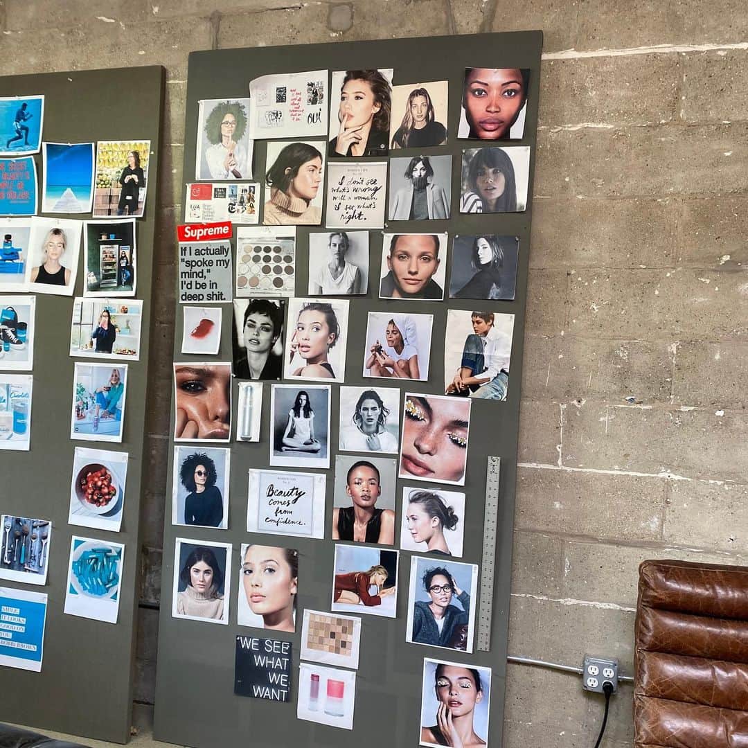 ボビー・ブラウンのインスタグラム：「Inspo. #vibe @jonesroadbeauty office」
