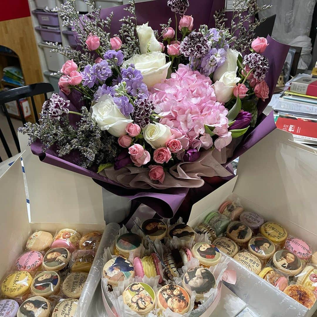パク・キヨンのインスタグラム：「정말 감사해요...🥰🥰🥰 힘내라고 수고 많았다고 고생했다고 보내주신 축하 꽃다발과 아기자기 예쁘고 깜찍하고 사랑스럽고 섬세한 마카롱케이크와 세트들🎂🧁🌼🌸🌺💐🌾🌹🌷🍀 눈물났어요 진짜로😭 힘 많이 내서 더 잘 할게요...💜 사랑합니다💜💜💜  #생각지도못한선물 #사랑하고존경하는💜 #팬클럽축하선물 #까미노 #사랑합니다💜 정말감동의눈물이😭😭😭 #박기영 #팬클럽은사랑입니다💜💜💜」