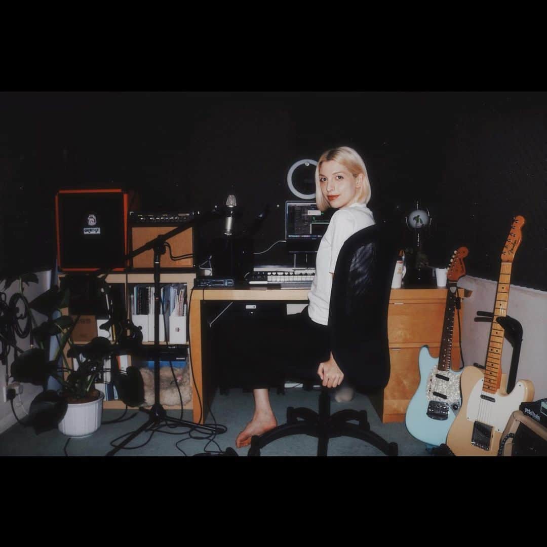 リアンヌさんのインスタグラム写真 - (リアンヌInstagram)「Wrapping it all up for this year ❤️ whoop 🙌 Managed to Pop a monitor speaker 🔈 I hope Santa 🎅 brings me a new one! クリスマス休みスタート！モニタースピーカーが壊れてサンタさんに新しいのもらえるといいねぇ」12月22日 22時16分 - cream_with_a_k