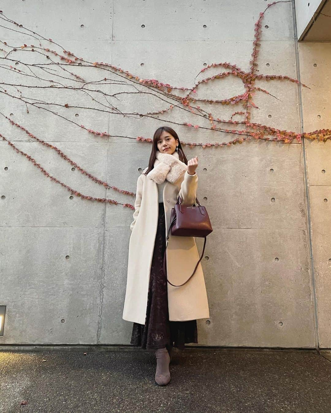 今井美桜さんのインスタグラム写真 - (今井美桜Instagram)「＊ コーデ👗  レースのマーメイドスカートって可愛い🥺❤︎ 色も濃いブラウンだから合わせやすいし、 可愛くなりすぎないのが◎  後ろ、スカートにインナーがちゃんと 入れられてないのと下がってるのが気になる、、、  #micoameri #ミコアメリ #beautyandyouth #michaelkors #frayid #orientaltraffic #フレイアイディー #マイケルコース #オリエンタルトラフィック #コーデ #スカートコーデ #マーメイド #ブーツコーデ #冬コーデ #冬 #ファッション #私服 #全身コーデ」12月22日 22時17分 - mio_ima49