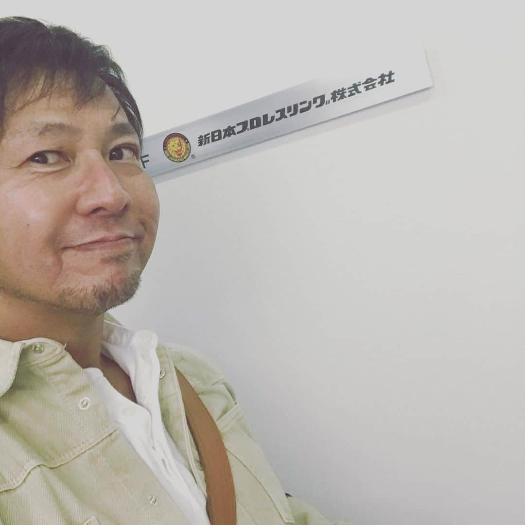 小島聡さんのインスタグラム写真 - (小島聡Instagram)「事務所内から、サードジェネレーションクラブ〈TTGC〉のリモート指導がありました。  私が見本を示して、その画面を観ながらトレーニングして頂きました。  ありがとうございました💪。  #小島聡　#新日本プロレス　#TTGC」12月22日 22時17分 - cozy_lariat