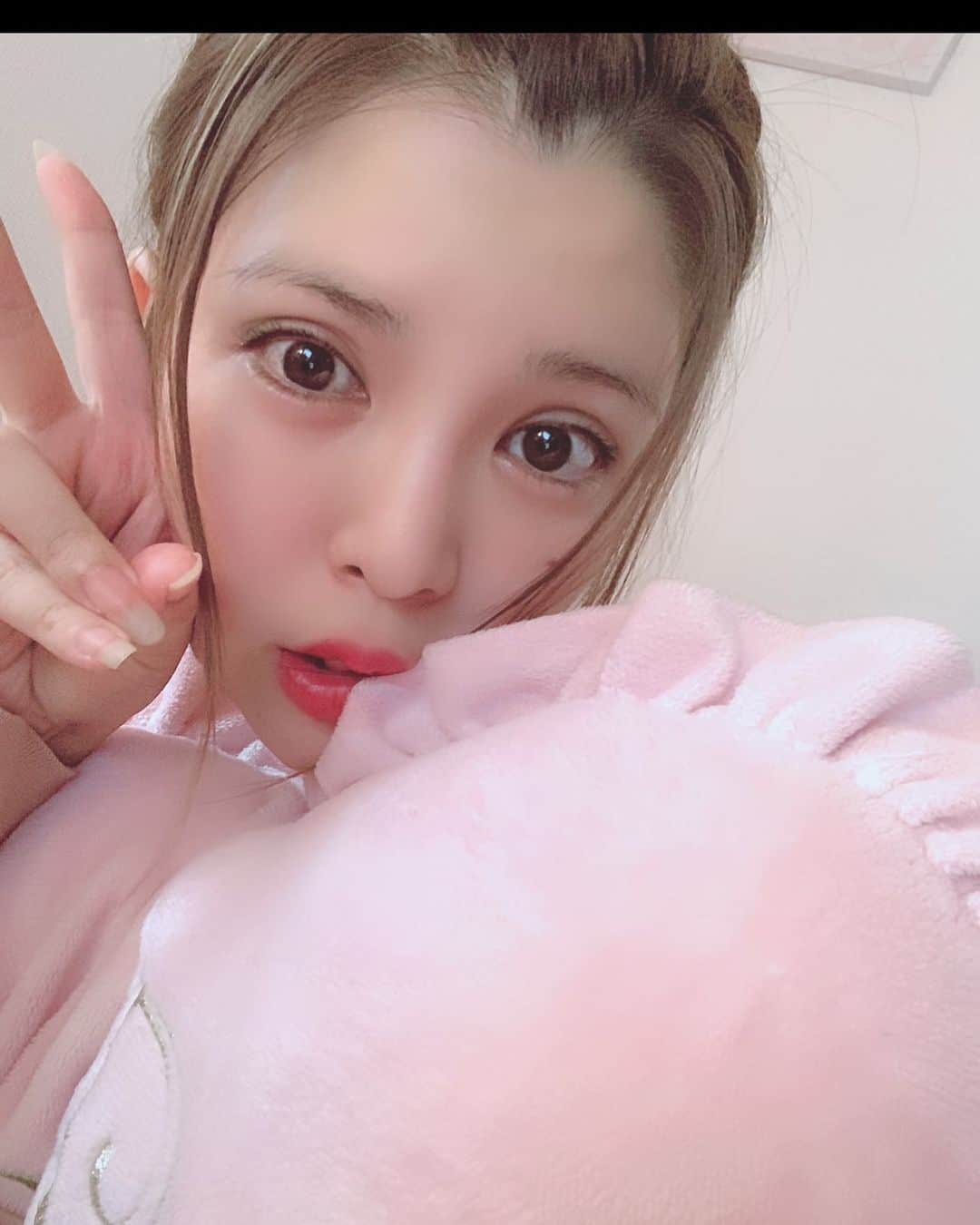 坂口杏里のインスタグラム：「本日、事情があり体入が出来なかった代わりに  歌舞伎町 高級セクキャバ（SLOW）にて！  お客様キャスト？することになりました！  もしよかったら遊びに来てください✨ lastまでいますので、 おまちしています💕」