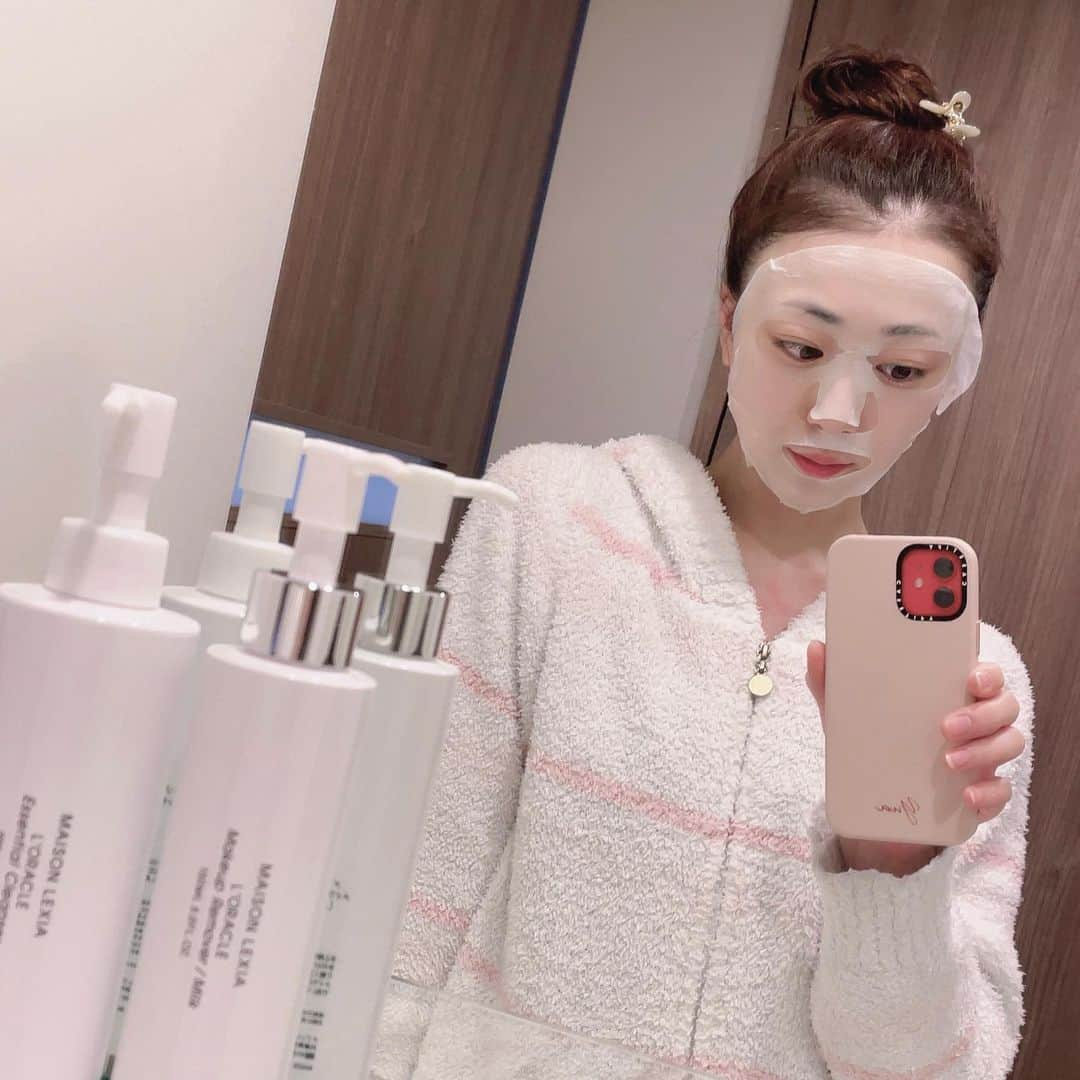 妃白ゆあさんのインスタグラム写真 - (妃白ゆあInstagram)「﻿ まさかの...﻿ 舞台上以外で発見してしまいました🙈❤️😂﻿ ﻿ ﻿ ﻿ 週1マストで使ってる﻿ @fujimi_official のパーソナライズマスク✨✨﻿ ﻿ 20個の質問に答えると自分専用にカスタムしてくれる二層式のマスクです✨﻿ ﻿ 肌トラブルにアプローチしてくれる第1美容液と、﻿ なりたい肌に導いてくれる第2の美容液❤️﻿ ﻿ 自分の状態や、目指したい肌まで選んでくれるから効果は抜群😍✨✨﻿ ﻿ ﻿ 💠Frozen floral﻿ 💠Medicated tea tree﻿ 💠Fresh mandarin﻿ 3種類から香りも選べちゃいます✨✨﻿ ﻿ ﻿ #真実の口　#ローマの休日﻿ #FUJIMI #美容 #パーソナライズサプリ #パーソナライズマスク #pr #フェイスマスク #パック #乾燥肌 #スキンケア」12月22日 22時19分 - yua_hishiro