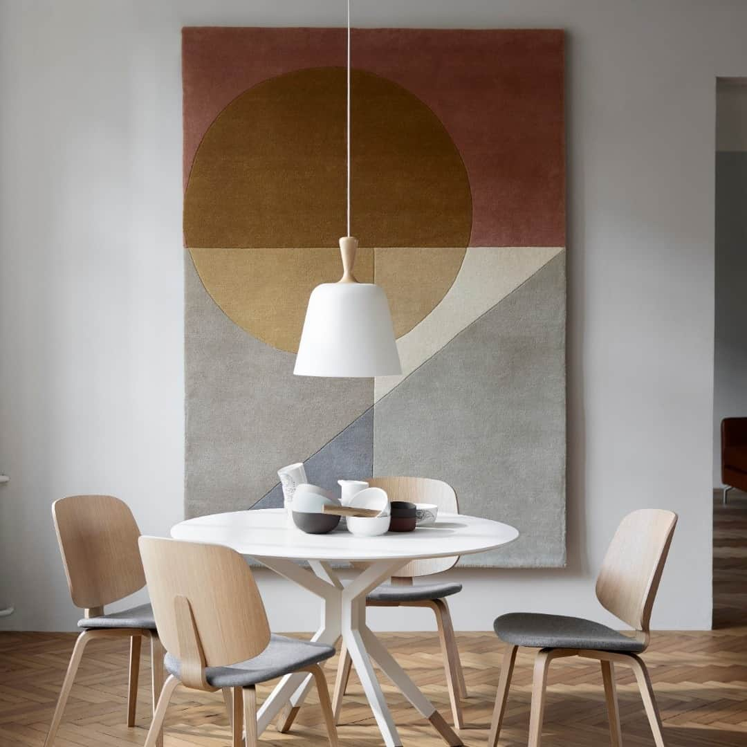 BoConceptのインスタグラム：「Planning an intimate Christmas meal in a small apartment? Then why not invite the Billund table?   Once the plates are cleared, fold down half of its table top and reposition the legs and this ingenious design becomes a console table happily seating two against any wall.  We’ve lots of dining tables, chairs and styling tips instore and boconcept.com.  Aarhus chair from £469  Billund table from £869  Handle Me pendant lamp £359  #boconcept #liveekstraordinaer #dining #diningtable #diningroom #danishdesign #interiordesign #homeinspo」