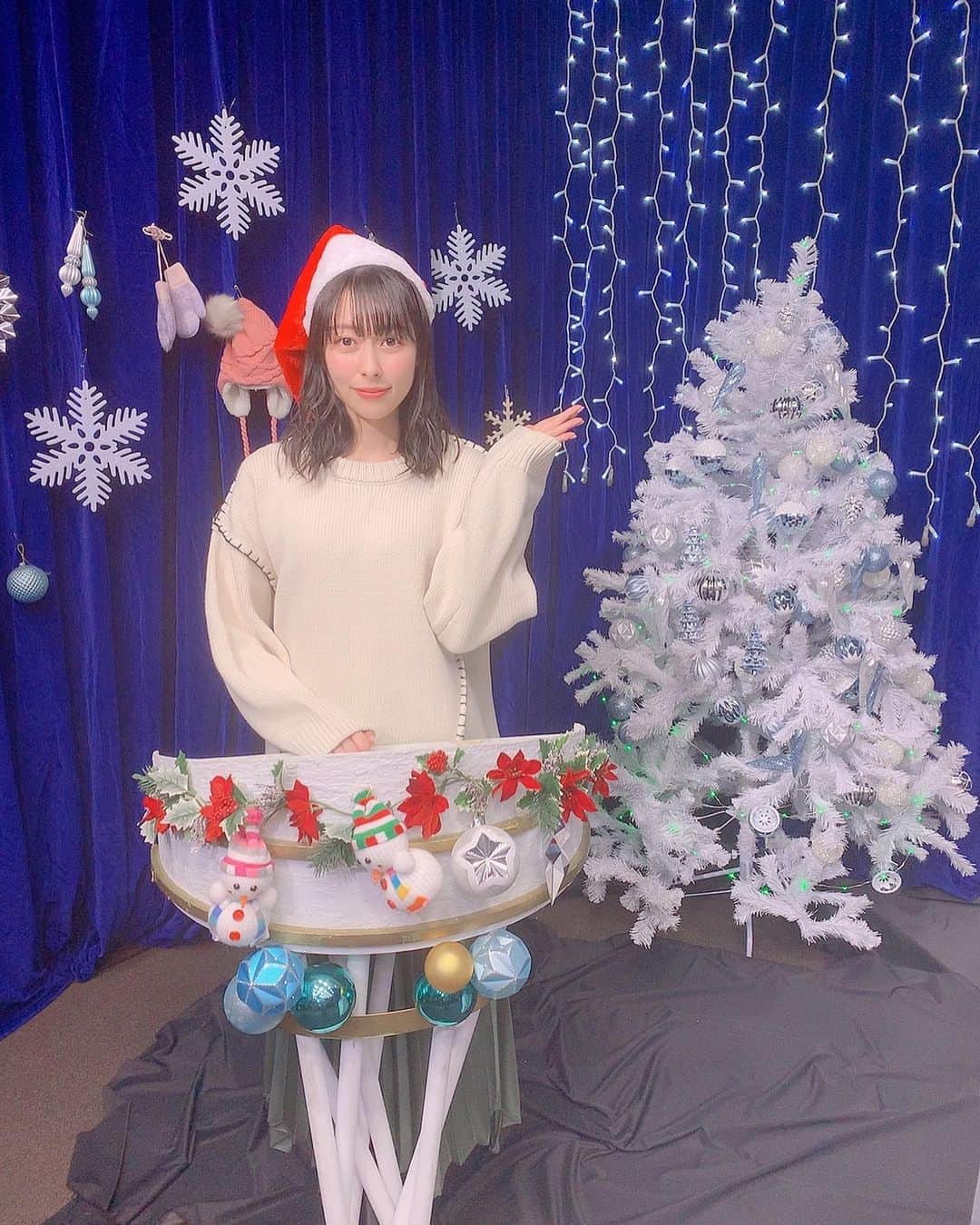 のインスタグラム：「🎄🌟  続いてのニュースはこちら！的なポーズになってしまったサンタ玲奈🎅🏻  ホワイトのクリスマスツリーってかわいいよね💙💙  #シャニマス」