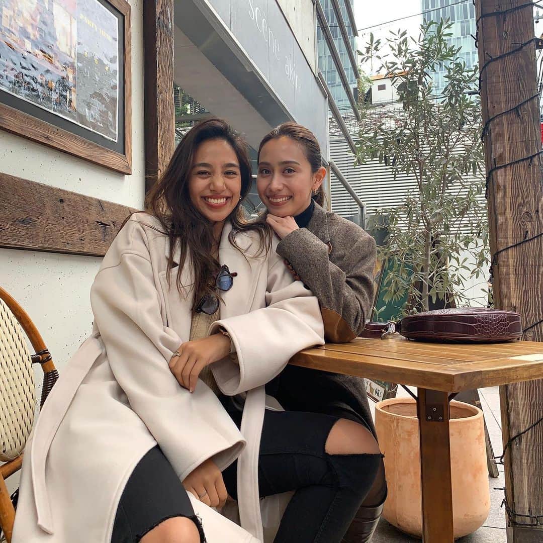 Megha Shrestha のインスタグラム：「久々の @arisastone  外大の後輩が今でも連絡きたり、会いたいって言ってくれたり〜成長をお互いに感じる時間が楽しすぎる。。先週は、後輩weekendでした〜🥰　私は周りに愛が溢れる人が多いみたいです♡♡  #winter #lunch #omotesando #表参道カフェ#関西外大#ob #外大og」