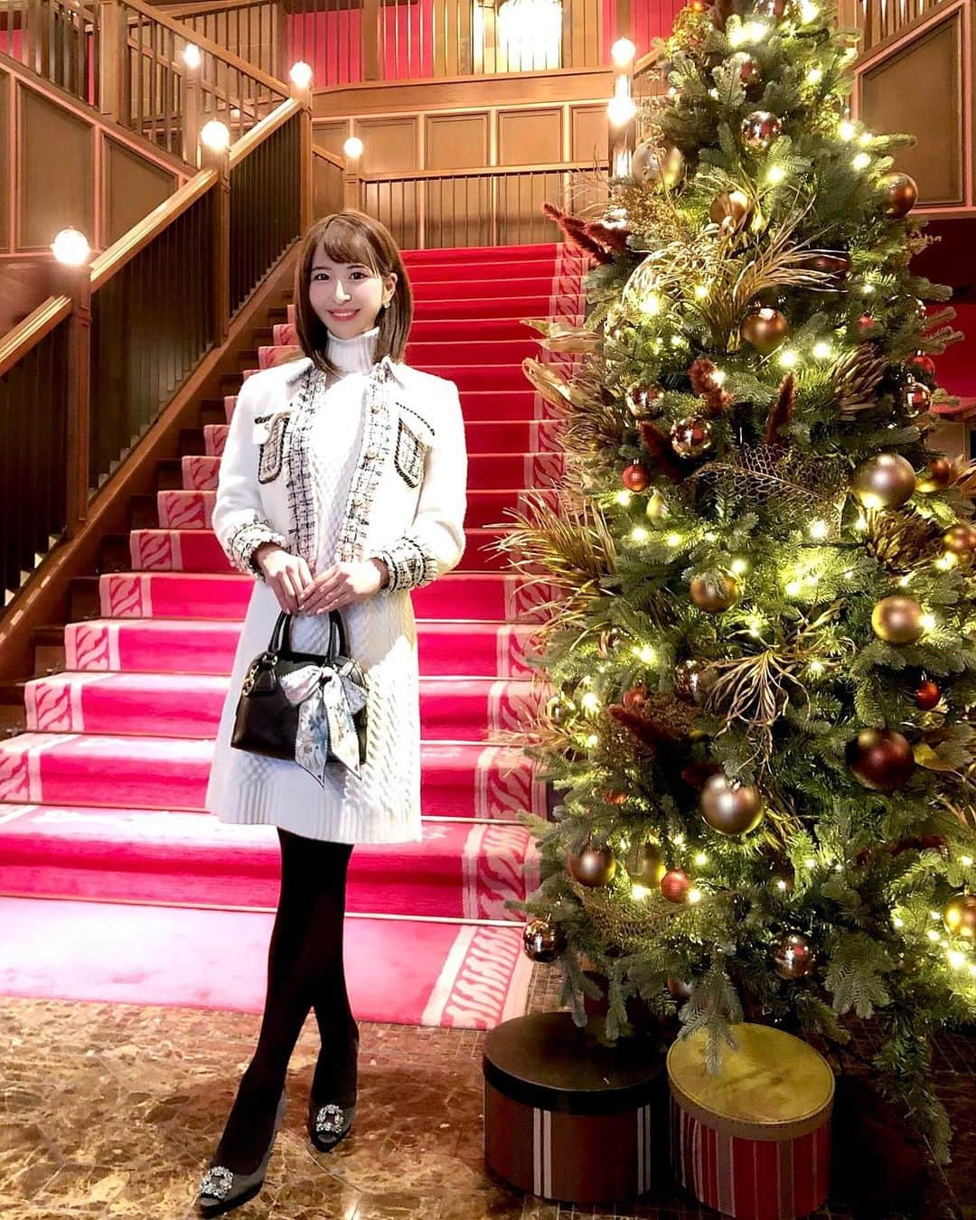 Manaさんのインスタグラム写真 - (ManaInstagram)「♥️🎅🏻🎄 𝑪𝒉𝒓𝒊𝒔𝒕𝒎𝒂𝒔 𝒍𝒖𝒏𝒄𝒉 𝑴𝑻𝑮🍽 こんばんは😊 . 来年度の仕事の打ち合わせのため 取引先の社長とランチミーティングした時の🐾 . クリスマスツリーが飾ってあったので ちょうど今の時期にぴったりな写真💓 . 旧名古屋銀行をリノベーションした シックな内装がお洒落な中華レストランでした✨ . 感染対策もしっかりされていましたよ😌 . 海老にフカヒレと高級食材ばかり 一番感動したのは「フォアグラとちまき」 新しくて素晴らしい組み合わせでした…🤤💐👏💕 . . . . 来年は皆さんに沢山のお知らせができそうな予感❤︎ . 仕事に邁進して、仕事もプライベートも より充実した一年になるよう頑張ります☺️ . . . . . . #お仕事コーデ #仕事 #管理栄養士 #勉強会 #ジャケットコーデ #ジャケット #ツイード #ホワイトコーデ #打ち合わせ #ランチミーティング #ザコンダーハウス #コンダーハウス #中華料理 #中華料理店 #中華 #フカヒレ #フカヒレ姿煮 #タートルネック #クリスマスツリー #クリスマスランチ #クリスマスイルミネーション #クリスマスオーナメント #conderhouse #chinesefood #chinesecuisine #memories」12月22日 22時23分 - mana.tcy