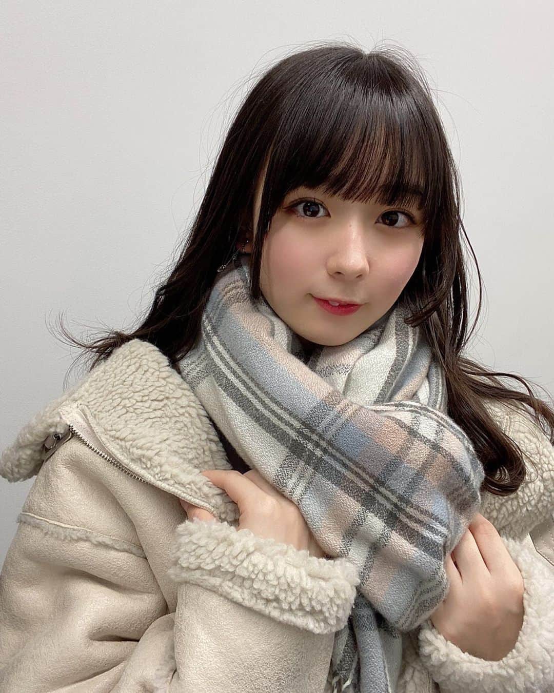 高田もものインスタグラム：「. 昨日のももです🍑 . マフラー巻けなかったから毎年あなにとおすタイプのをつかってました！ . これは巻き方を教わりました！ . えへへ . かしこ . #高田もも #かしこってなに #かしこ #あいどる #アイドル #idol #japaneseidol #かみやど #ひらがなかみやど #instagood #instagram #アウター #マフラー #マフラー女子 #merryjenny #jillbyjillstuart #ミスid2021 #ミスid #巻き髪 #前髪」