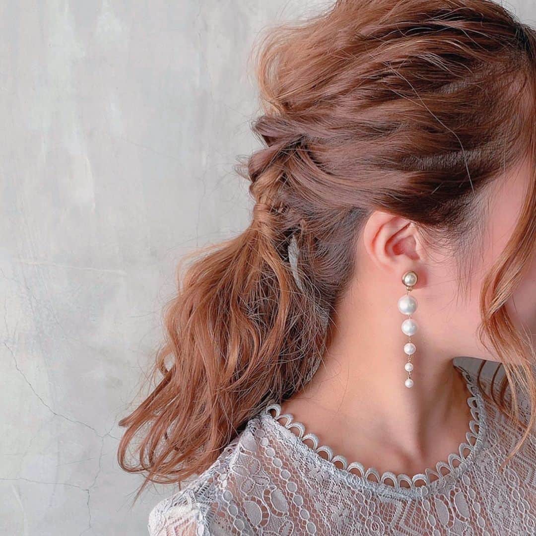 愛内みさのインスタグラム：「💐 プロのヘアセットでピアスも映える○* ・ #ハンドメイドアクセサリー #ハンドメイドピアス #パールピアス #ハンドメイド #お呼ばれコーデ」