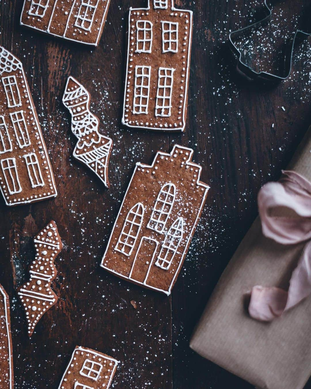 Linda Lomelinoさんのインスタグラム写真 - (Linda LomelinoInstagram)「The recipe and video for these gingerbread house cookies with royal icing are now up on the blog and youtube! This is the third Christmas I’ve made them so I figured it was time to share. The icing is the best I’ve tried for piping so far 👌🏼🤍 The recipe is up on callmecupcake.se. Links in my profile!」12月22日 22時26分 - linda_lomelino