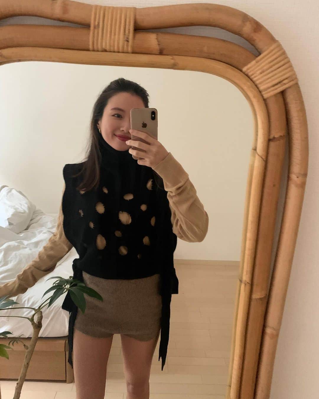 吉竹美聡のインスタグラム：「Hi cheese knit vest ✌🏽🖤🧀  スーパーではしめ縄や鏡餅などが 売られていてお正月ムード🍊 明日のオンラインサロン #kuboさんのスナック　忘年会 も楽しみにしています〜✨🖥🥂」