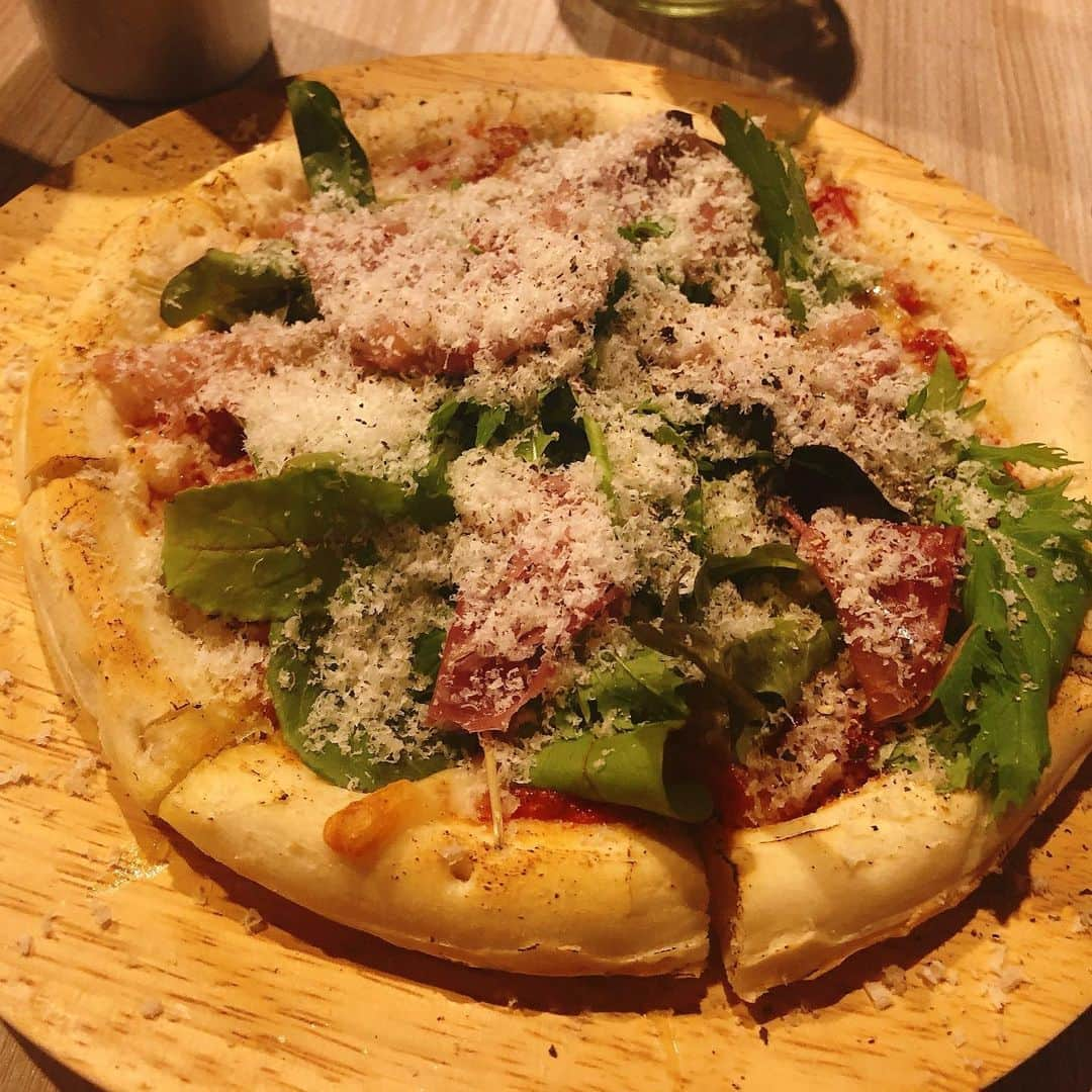 佐々木もよこのインスタグラム：「みんなで食べた、思い出のピザ☺️🍕﻿ ﻿ 早くまたみんなで集まって、ピザを囲みたいな…😌🍕❤️❤️﻿ ﻿ ﻿ ﻿ #ピザ#生ハムとルッコラのピザ #クアトロフォルマッジ #ピザ応援隊#pizza#pizza🍕 #instapizza」