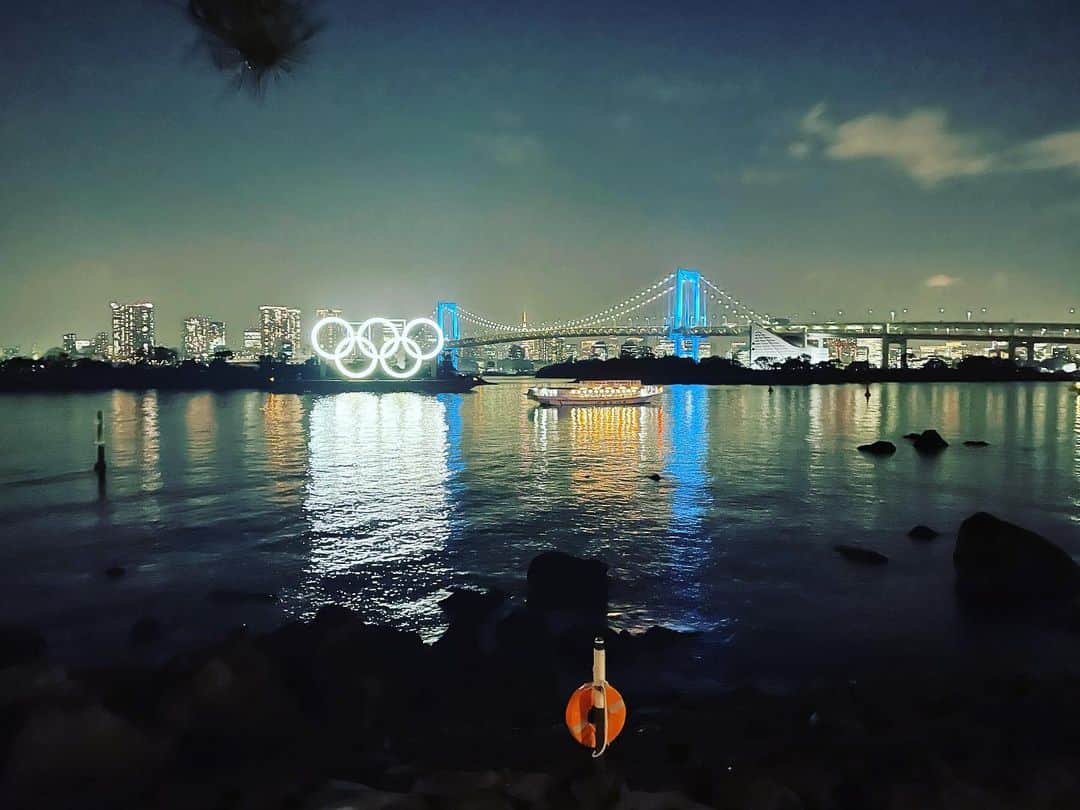 沢村玲/REIのインスタグラム：「映え村玲な感じをおすそわけ🎅  いよいよ明日はオンラインライブだー！  クリスマスの特別ライブになるぜー！  まだ買ってないなんて言ってるあなた！  チケット買って、一緒に楽しもうね！  #ONOXmasLive #ワンエン  #映え村玲  #東京の夜って明るいね」