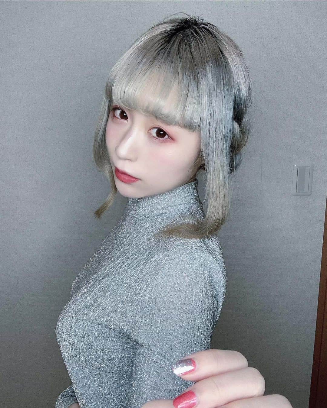モニ子のインスタグラム：「銀髪ぽいね」