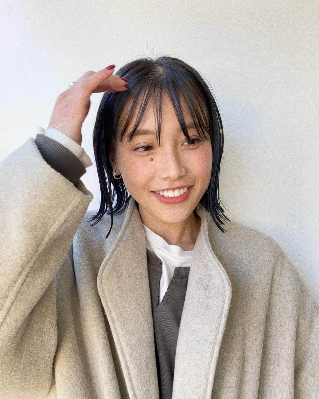 馬詰まほのインスタグラム：「New hair🌼 写真見てすぐ気づいてくれた人達多くてさすがすぎる。 うれし♡ きゅん♡ 年内最後のカラーに行ってきました☻ もう何年振りか分からんダークカラーに変身！ そしてまた少し切っちゃった✂️ 今年はこのカラーで年越しちゃいます。 今回も最高な仕上がり🥰 Thank you so much!!! @nao_1117 #2020ラストカラー」