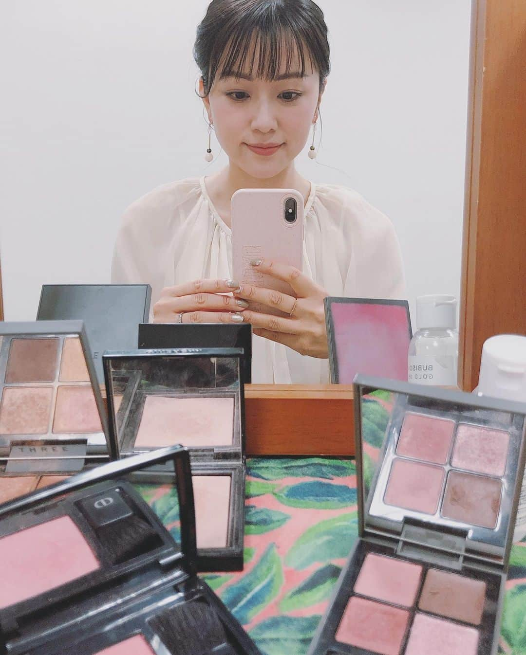 本田朋子さんのインスタグラム写真 - (本田朋子Instagram)「スーパーフォーミュラ GO ON！総集編の収録。 近くで見るチャンピオンカップの迫力😵👏 衣装は blouse&skirt…ADELLY 今回はピンクメイクの気分でした♡  #スーパーフォーミュラ  #あの方々にも #久しぶりにお会いできて #嬉しかったです  @tadasuke0628 牧野選手にお会いできなかったのは心残りですが、しっかりゆっくり治して元気に戻ってきてください‼️」12月22日 22時35分 - tomoko_honda_official_phonics