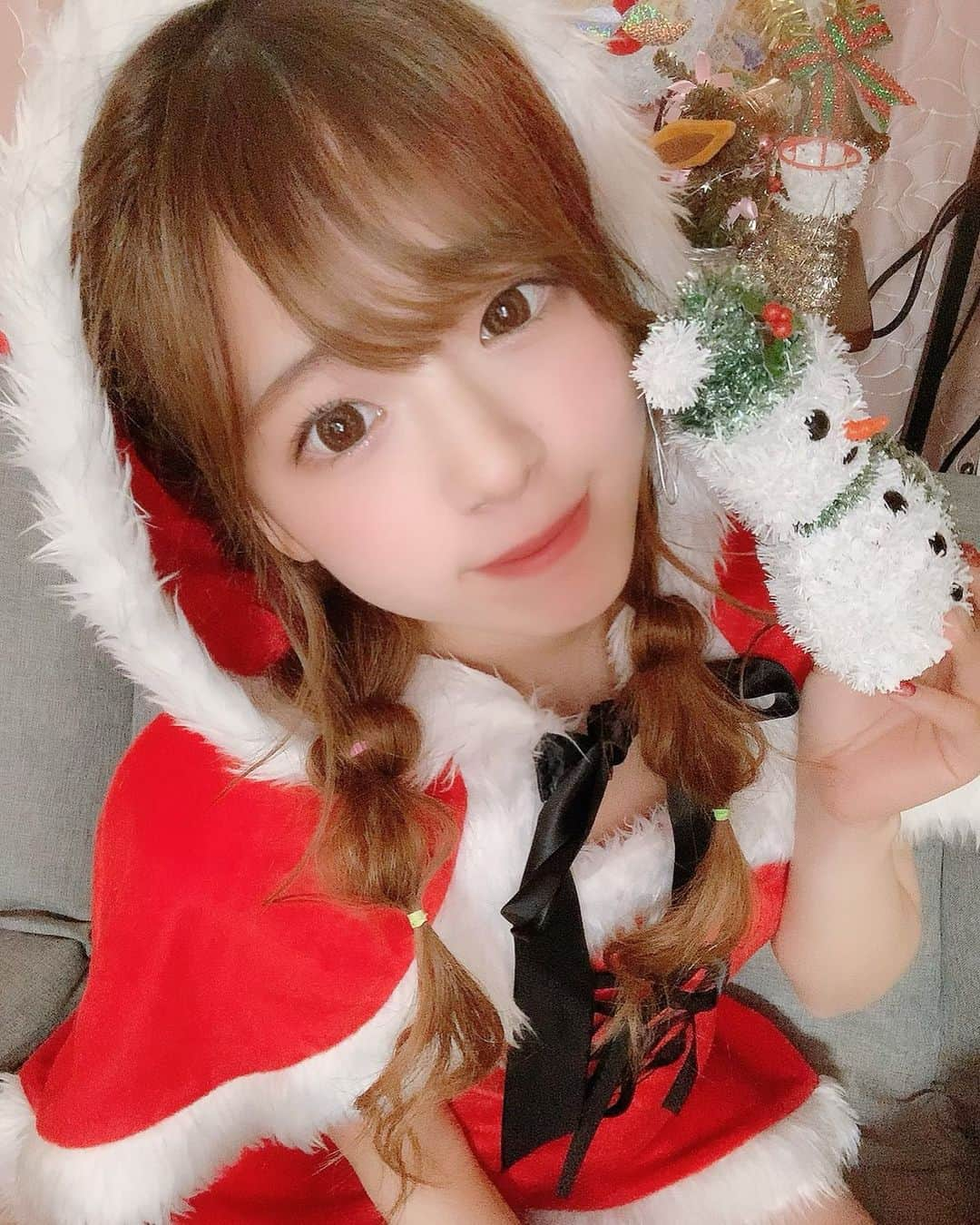 天使ほのかのインスタグラム：「ポコチャでちょっと早めの、サンタさん配信🎅💕 . すごく楽しかった❣️❣️応援してくれたみんな、本当にありがとう🥳✨最高の思い出になりました🥺💕 . #福岡#小倉#鍛冶町#モンドルイ#キャバクラ#キャバ嬢#ラウンジ#ナイスタ#クリスマス#コスプレ#サンタさん#ポコチャ#ライブ配信#楽しかった」