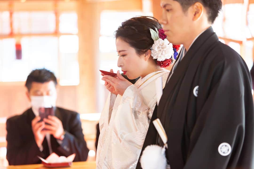 のインスタグラム：「式中の写真も しっかり残したいですね♪  ---------------------------- お二人で、ご家族で、 アットホームな和婚をご希望の方 お気軽に和婚スタイルへご相談下さい。 . . @wakonstyle  プロフィールのリンクから HPをご覧頂けます。 -----------------------------  #神前式#神社婚#和婚#上賀茂神社#大阪#色打掛#紋付袴#紅葉の時期に結婚式#色打掛#番傘#和婚花嫁#和婚スタイル#白無垢」