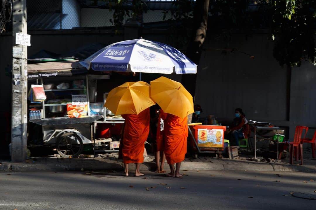 Shunsuke Miyatakeのインスタグラム：「Umbrellas sacred and mundane, Phnom Penh, Cambodia」