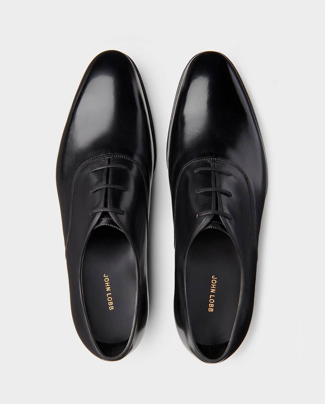 ジョンロブのインスタグラム：「Introducing our new formal evening offer, tuxedo details interpreted within a pair of welted shoes. Earl is a sweeping Oxford featuring a silk collar and available in jewel tones. . #johnlobb」