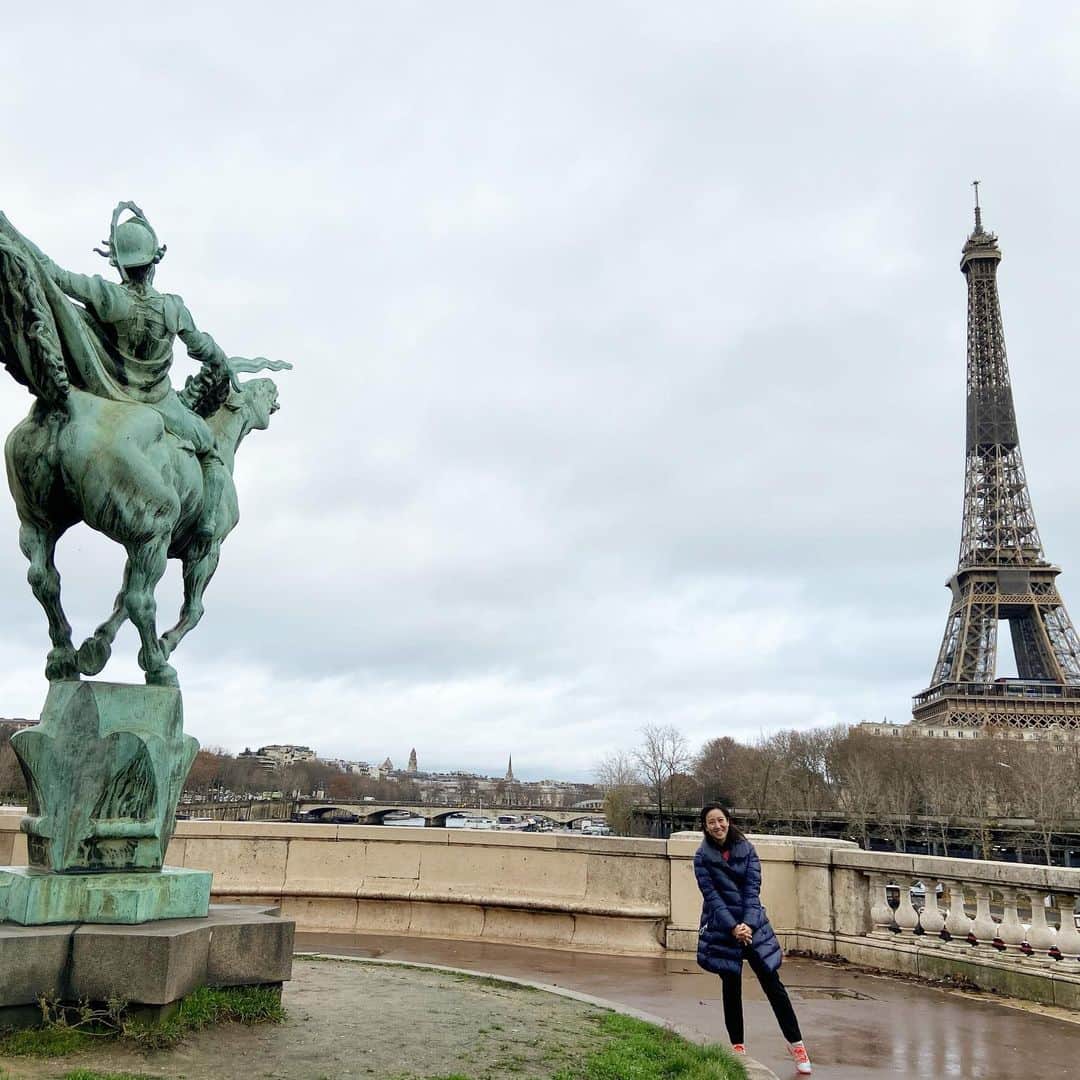 荒尾茉紀さんのインスタグラム写真 - (荒尾茉紀Instagram)「フランス🇫🇷と言えば…‼️初めて生で見るエッフェル塔✨パリの街並みはとってもオシャレ🎶  ちなみに、何の検査もなくマルタから入国することができました（日本からでも条件同じ）✈️レストランはぜーんぶ閉まってるけど（笑）テイクアウトはできます😊👍  #フランス #france #パリ #paris #エッフェル塔 #eiffel」12月22日 22時43分 - maki.arao