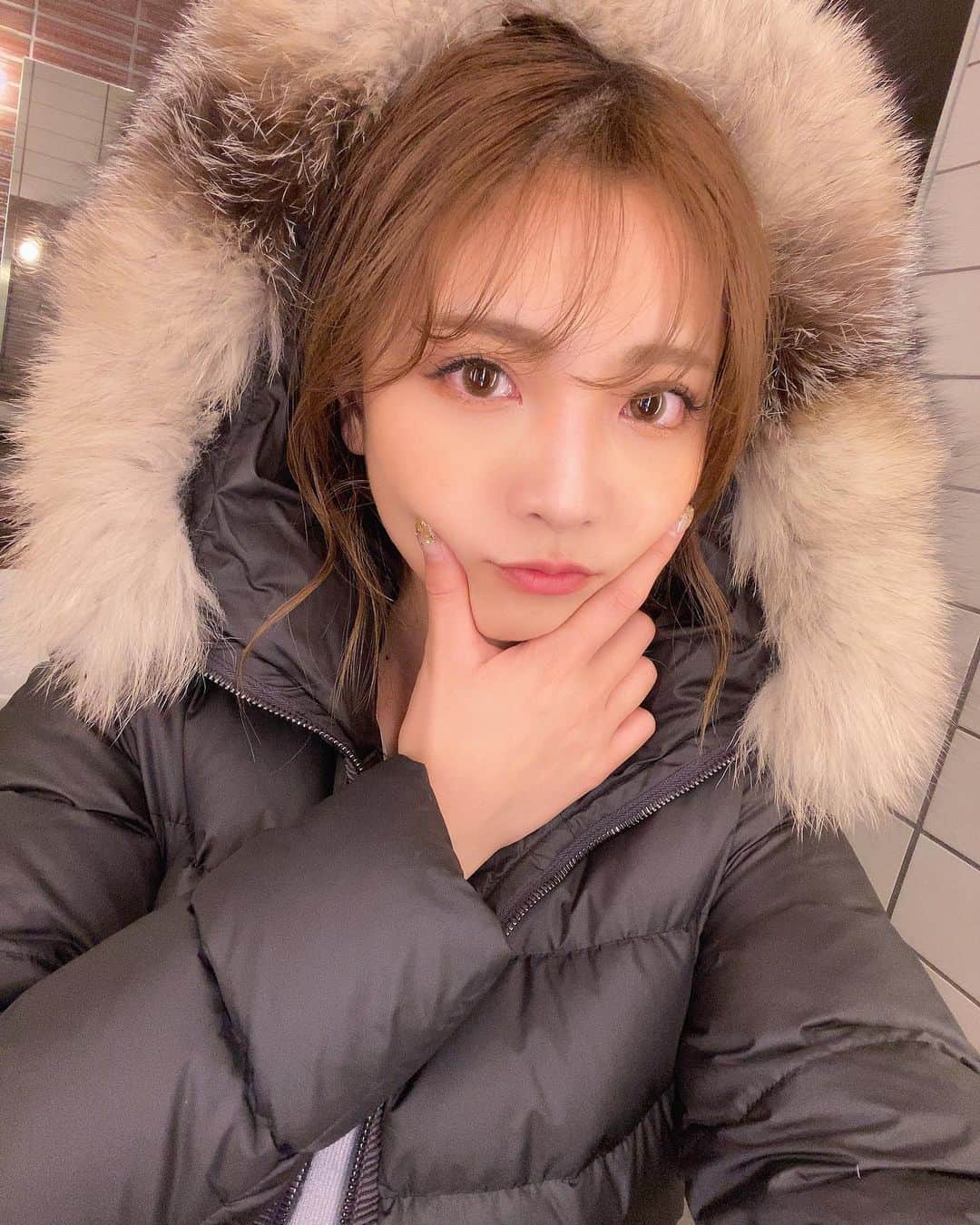 のインスタグラム：「山登りのお仕事🤩🎄 がおわってすぐ 次の撮影のために @elegram23 さんで 小顔矯正and小顔ハイフand小顔リフトフェイシャル💆‍♀️  今回、登山後ということで かなり老廃物たまっていました🥸  2枚目のビフォーアフターみたら 分かる通り、、、！  この日、この時間に予約入れていた 自分を褒めたい、、、 そのおかげで無事、そのあとの撮影に スッキリした状態で向かうことができました😭❣️  冷えによるむくみや、 年末の疲れなど 今年のむくみ、つかれは 今年のうちに🙆‍♀️💕  12月はChristmasキャンペーン中だそうです🎄✨✨ 詳しくは　@elegram23 のインスタへ  そして❣️  来年お年玉キャンペーン🧧で 1月中のご予約のお客様 小顔矯正＋ハイフ(全顔)＋小顔リフトフェイシャル 初回17500円→13200円に😍✨❄️ とのことです！！！✨  興味のある方は、ぜひ🙆‍♀️💕 ほんとにほんとに ありがとうございました、、 お礼何回言っても足りないです😭💕💕  #insta_wakayama  #wakayama #小顔エステ  #小顔ハイフ #リフトアップ #撮影」